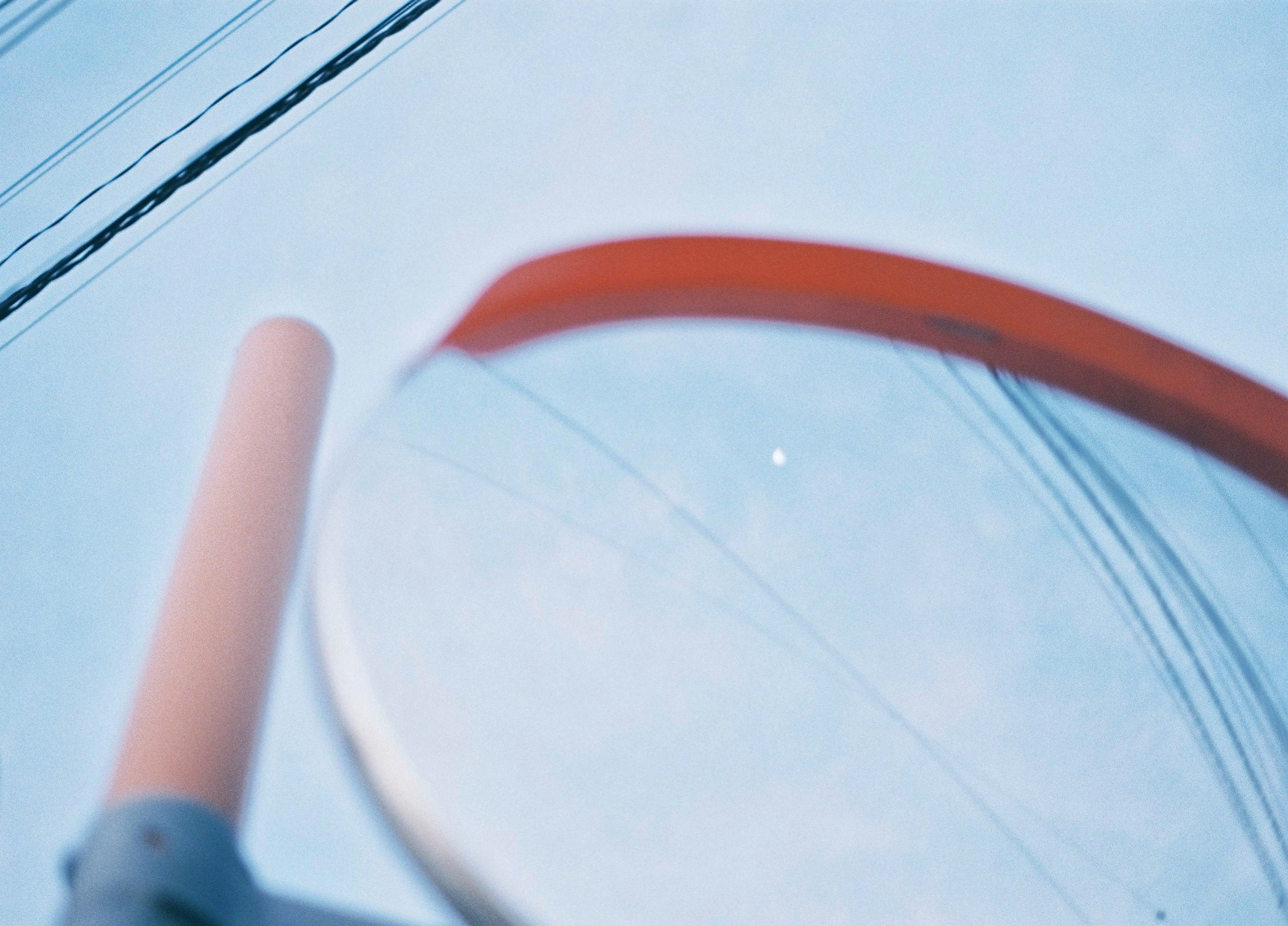 Loupe avec un cadre rouge reflétant un ciel bleu