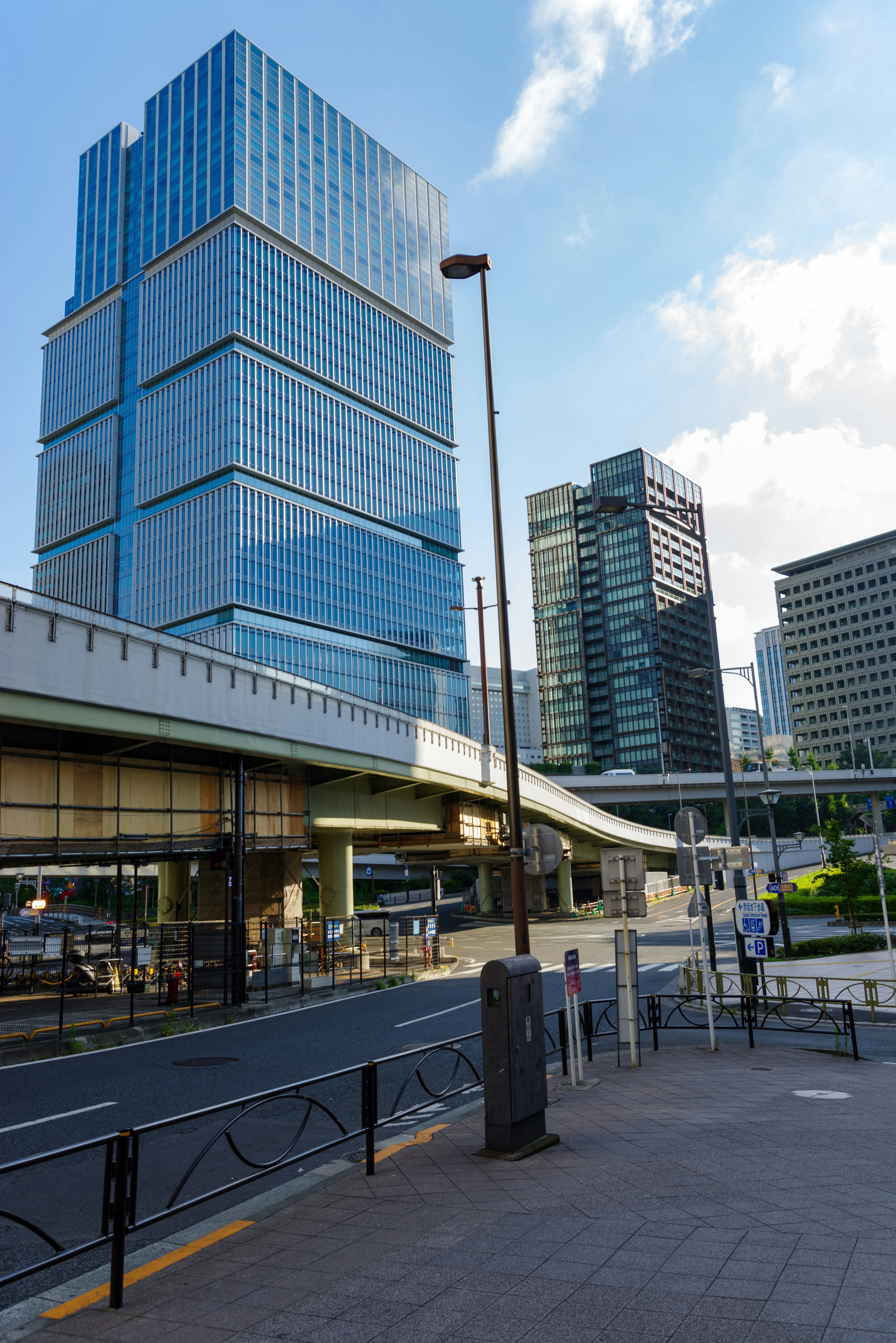 Paysage urbain avec des gratte-ciel sous un ciel bleu lumineux