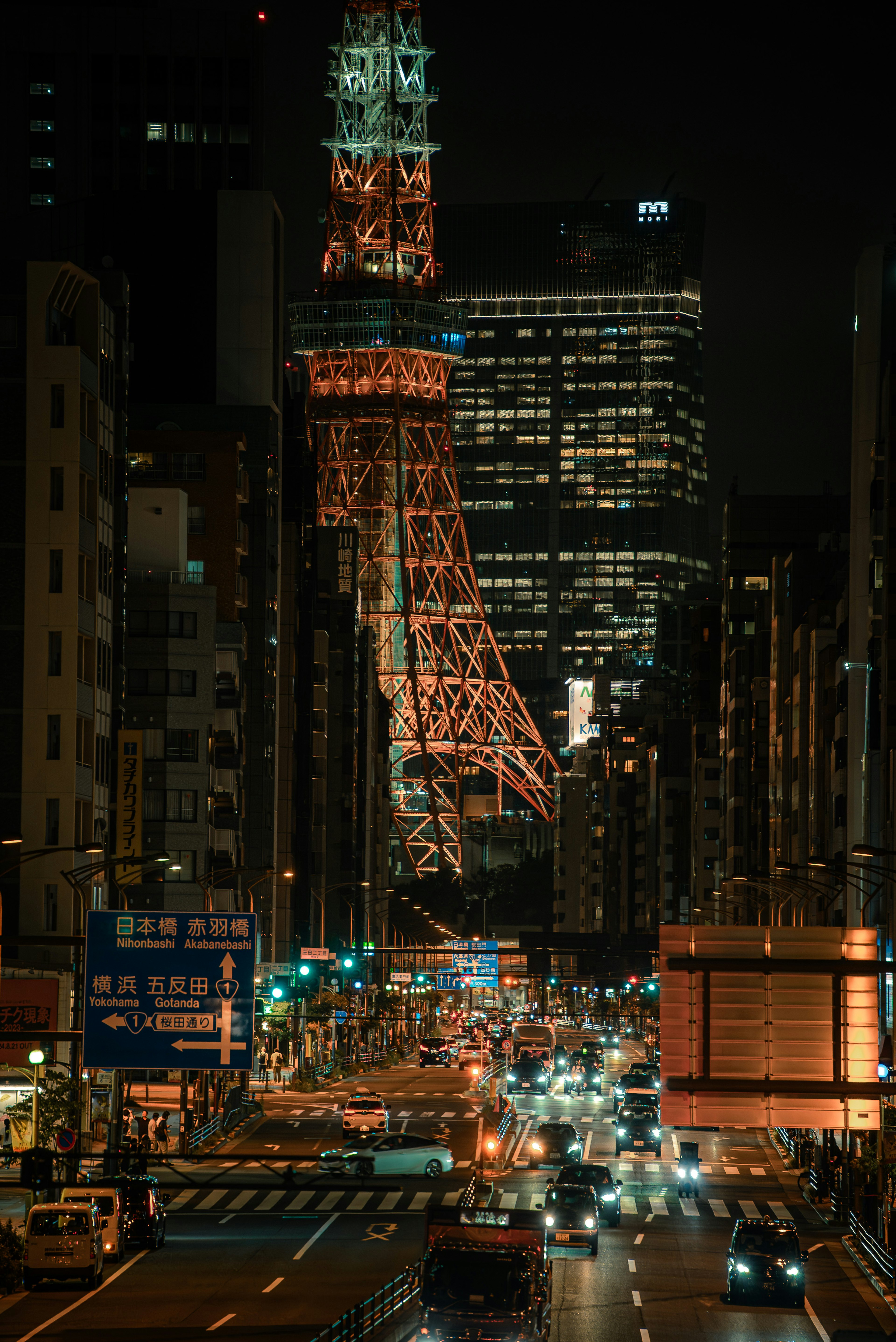 夜の東京タワーと都市の風景が広がる