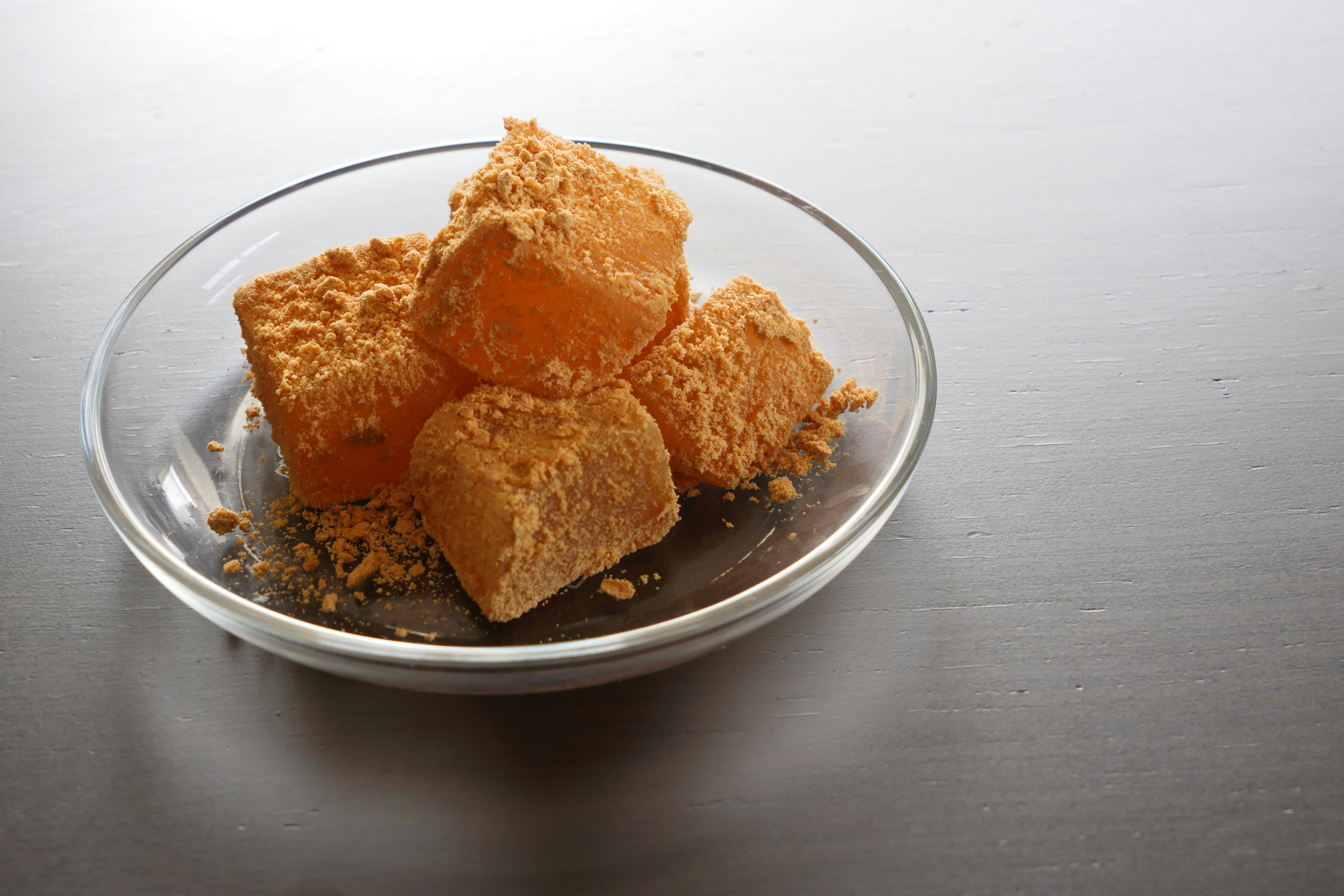 Cubes de couleur orange placés sur une assiette en verre transparent