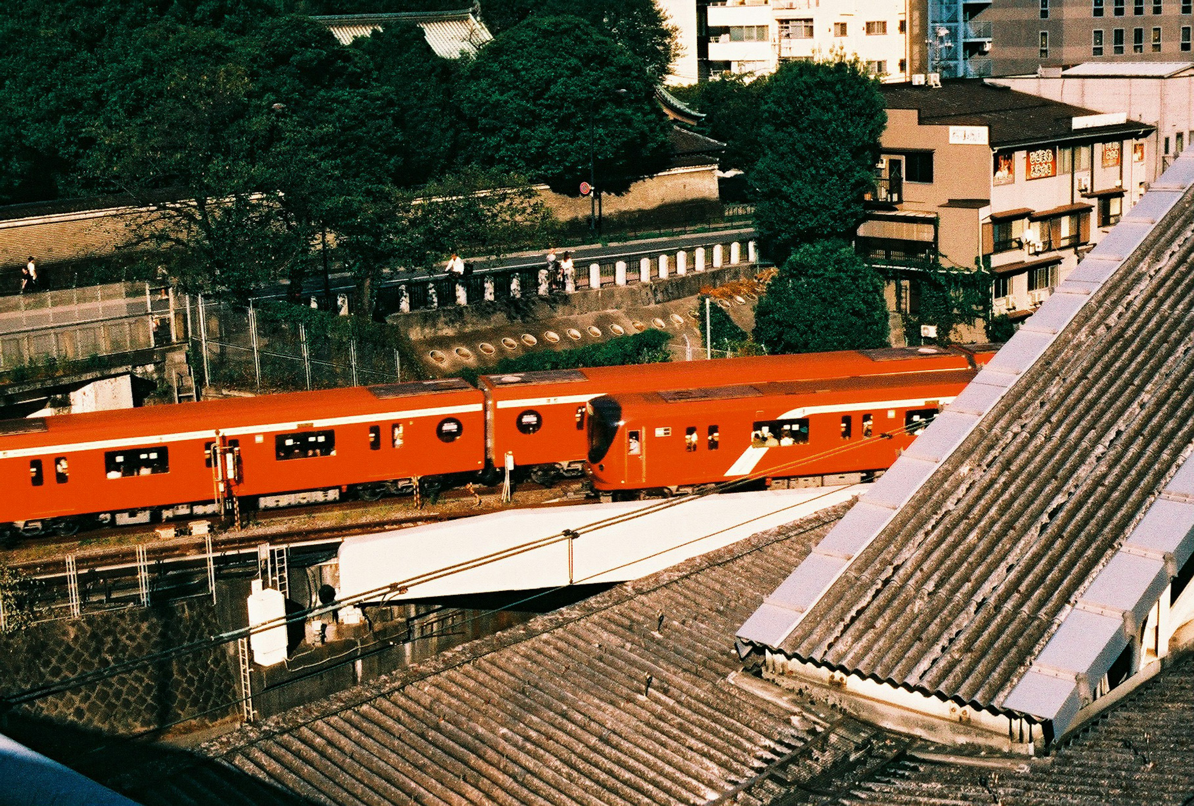 赤い電車がビルの間を走る風景