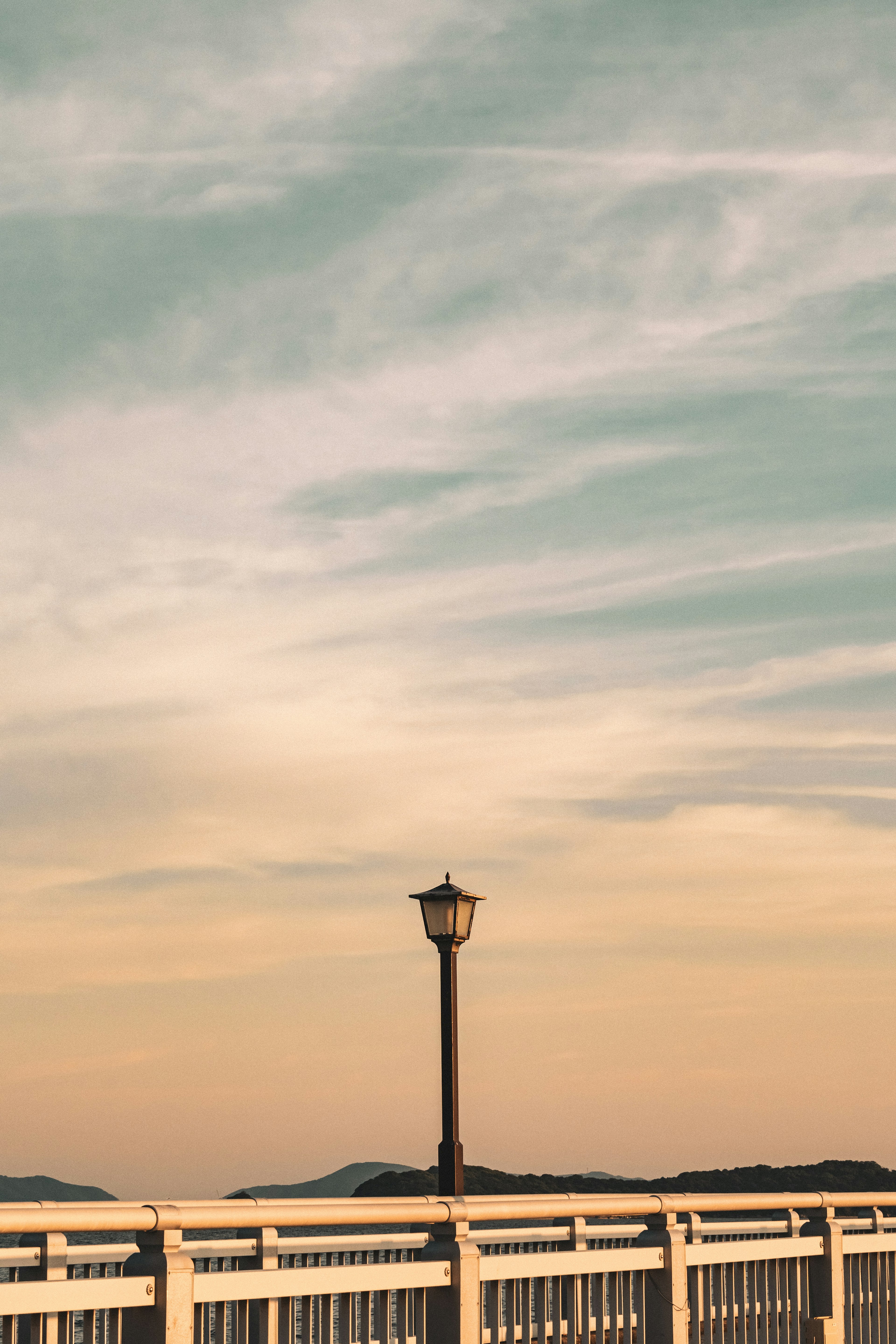 Lampadaire contre un ciel de coucher de soleil et vue sur l'océan