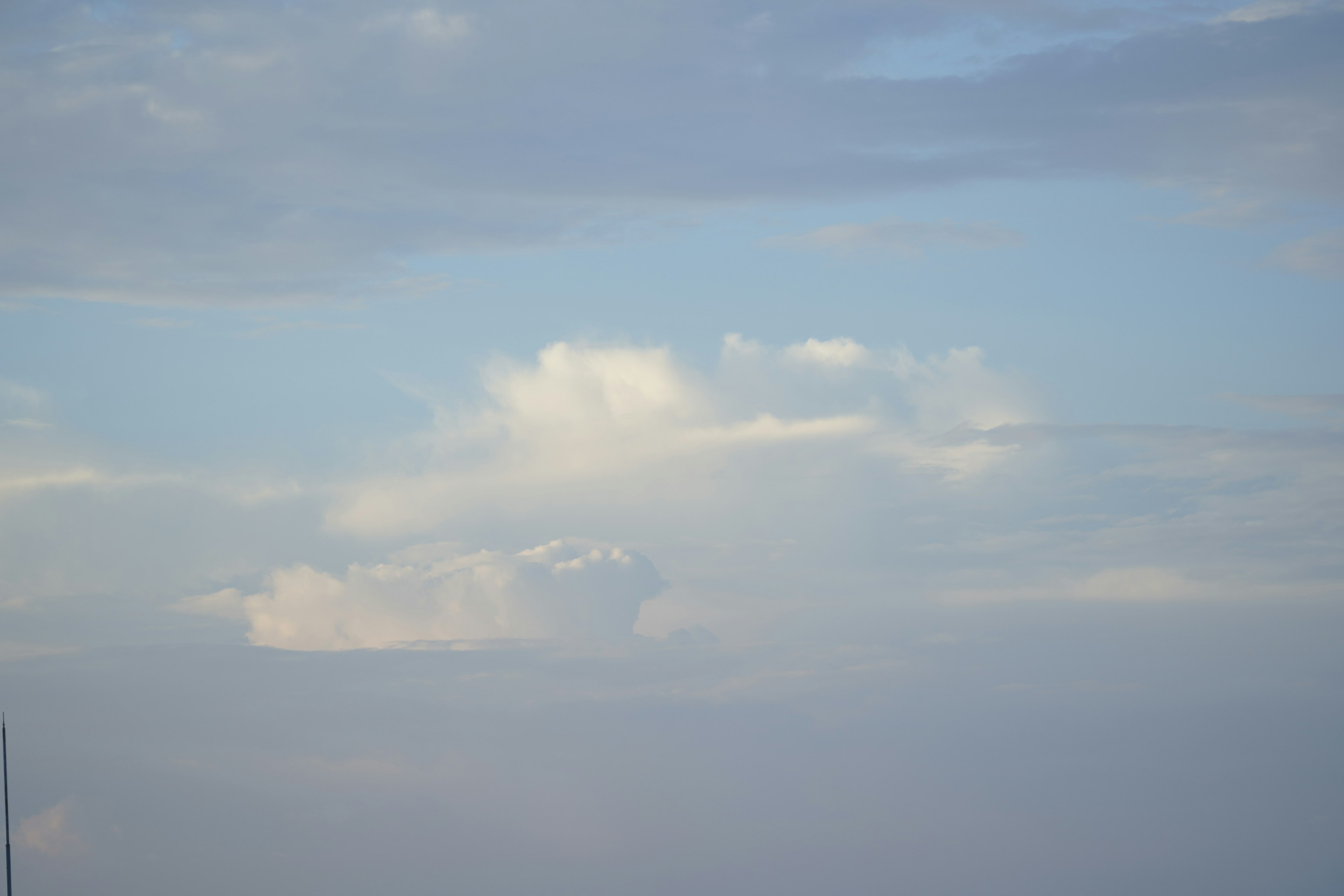 Paysage de nuages blancs flottant dans un ciel bleu