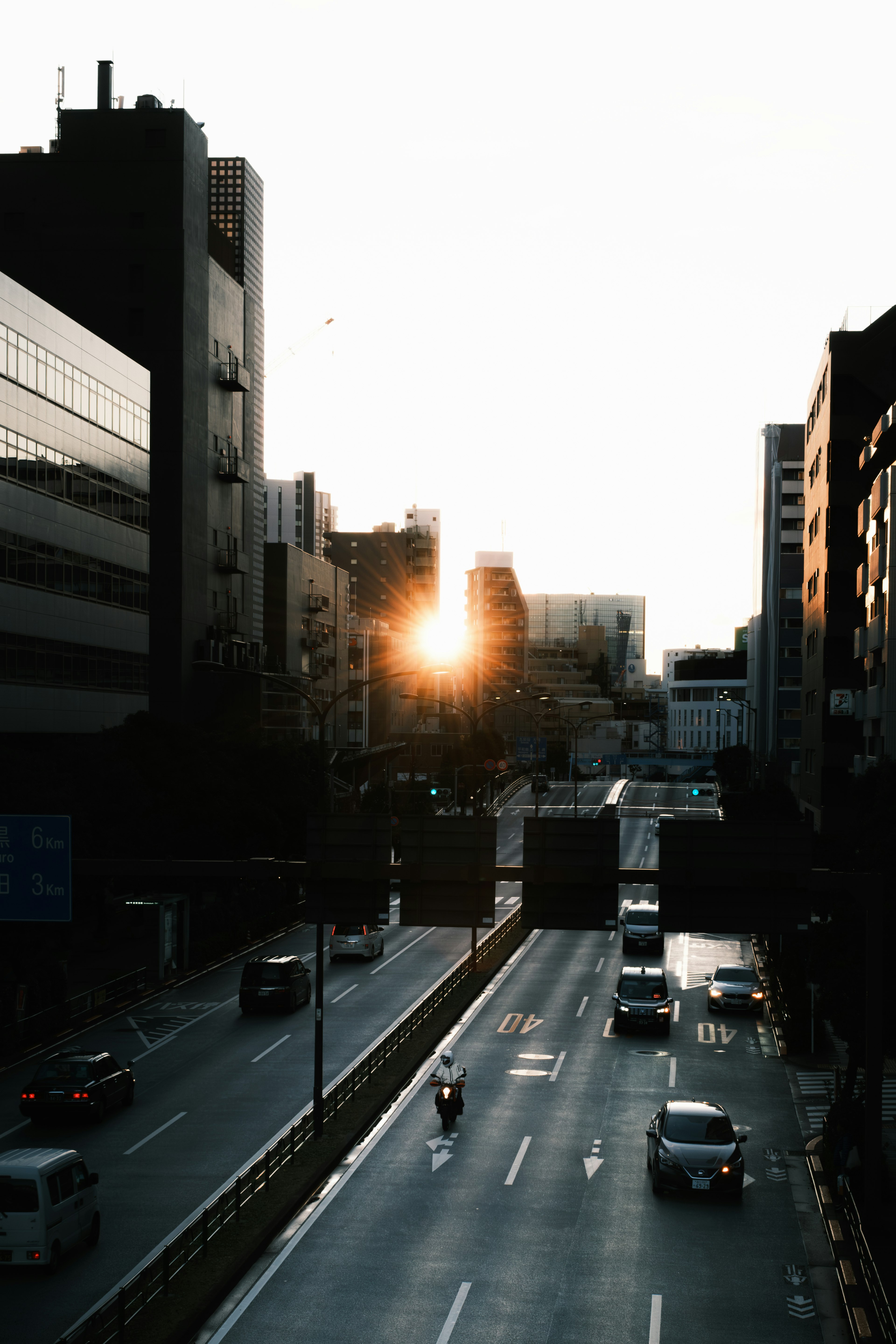 城市日落在建築物之間可見