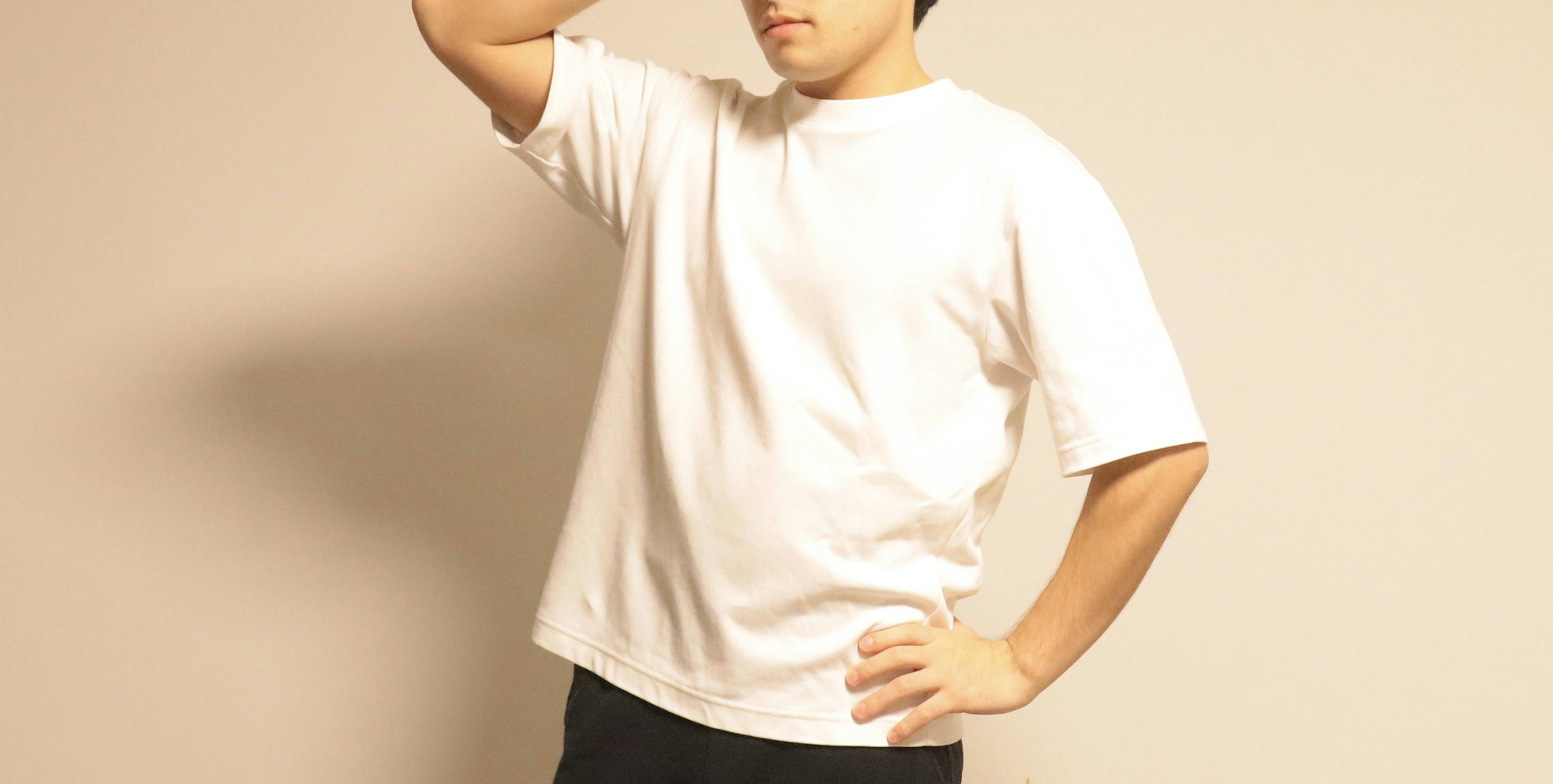 Hombre posando en una camiseta blanca con un fondo neutro