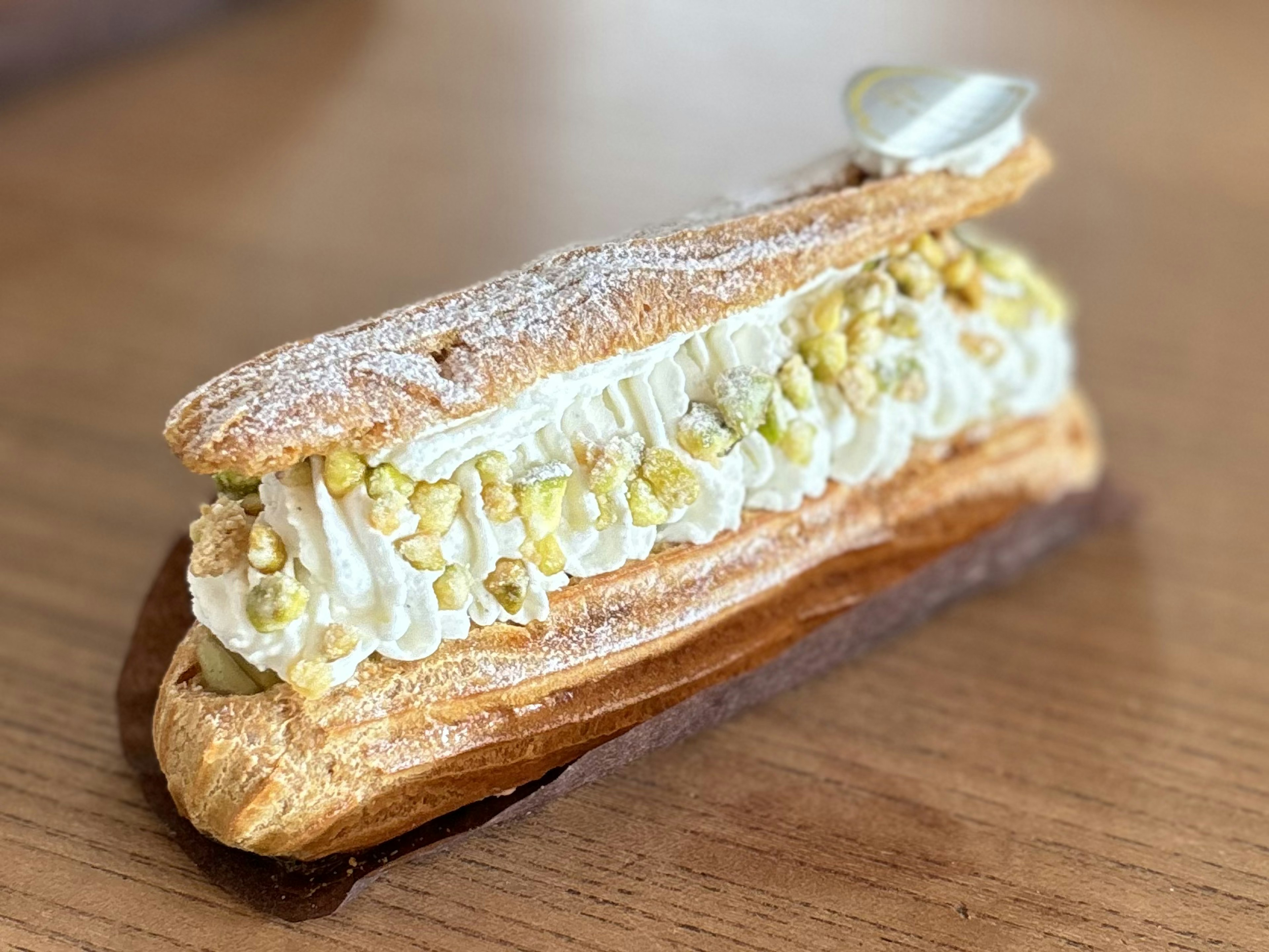 Éclair délicieux garni de crème et de pop-corn