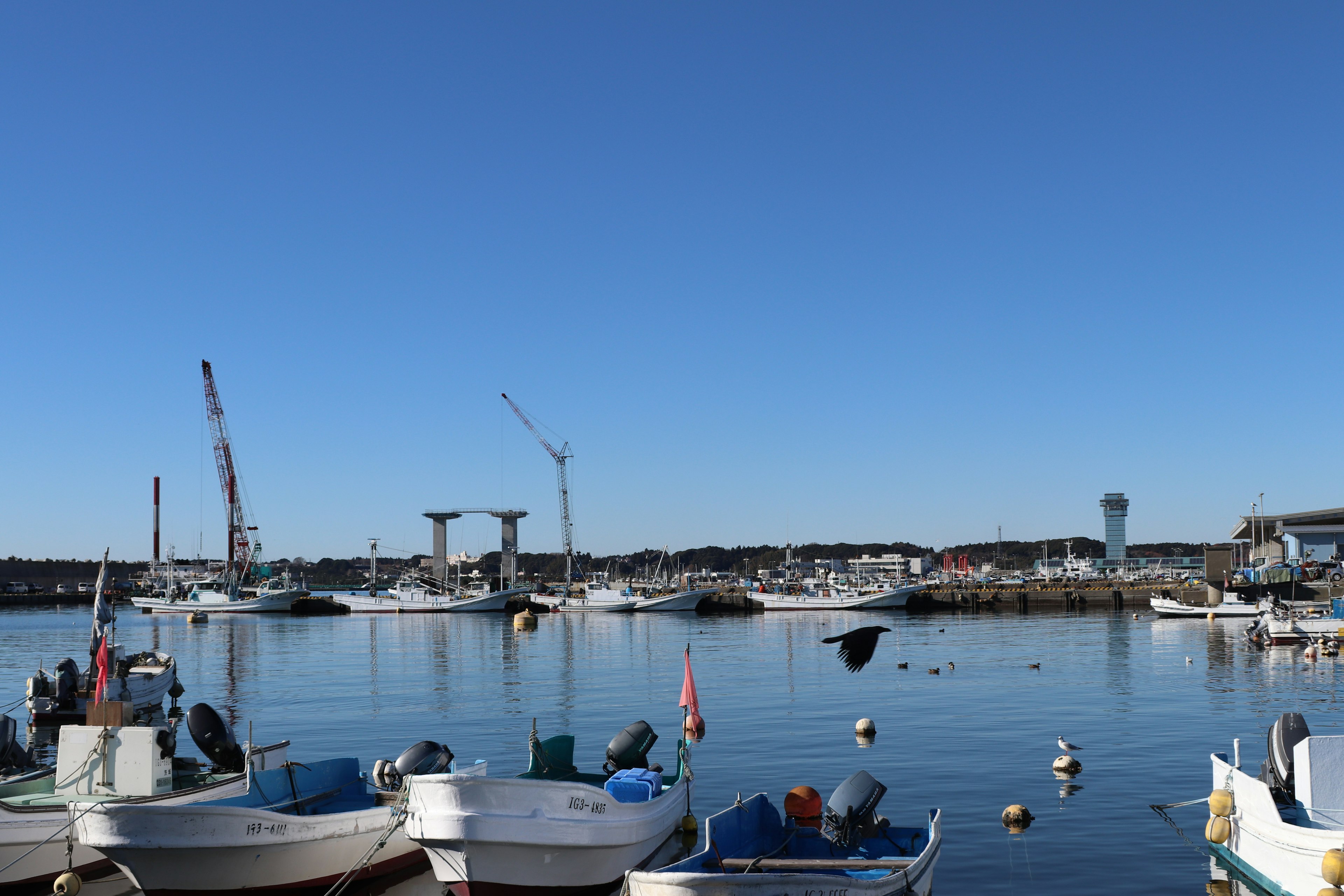 Hafen mit kleinen Booten unter einem klaren blauen Himmel