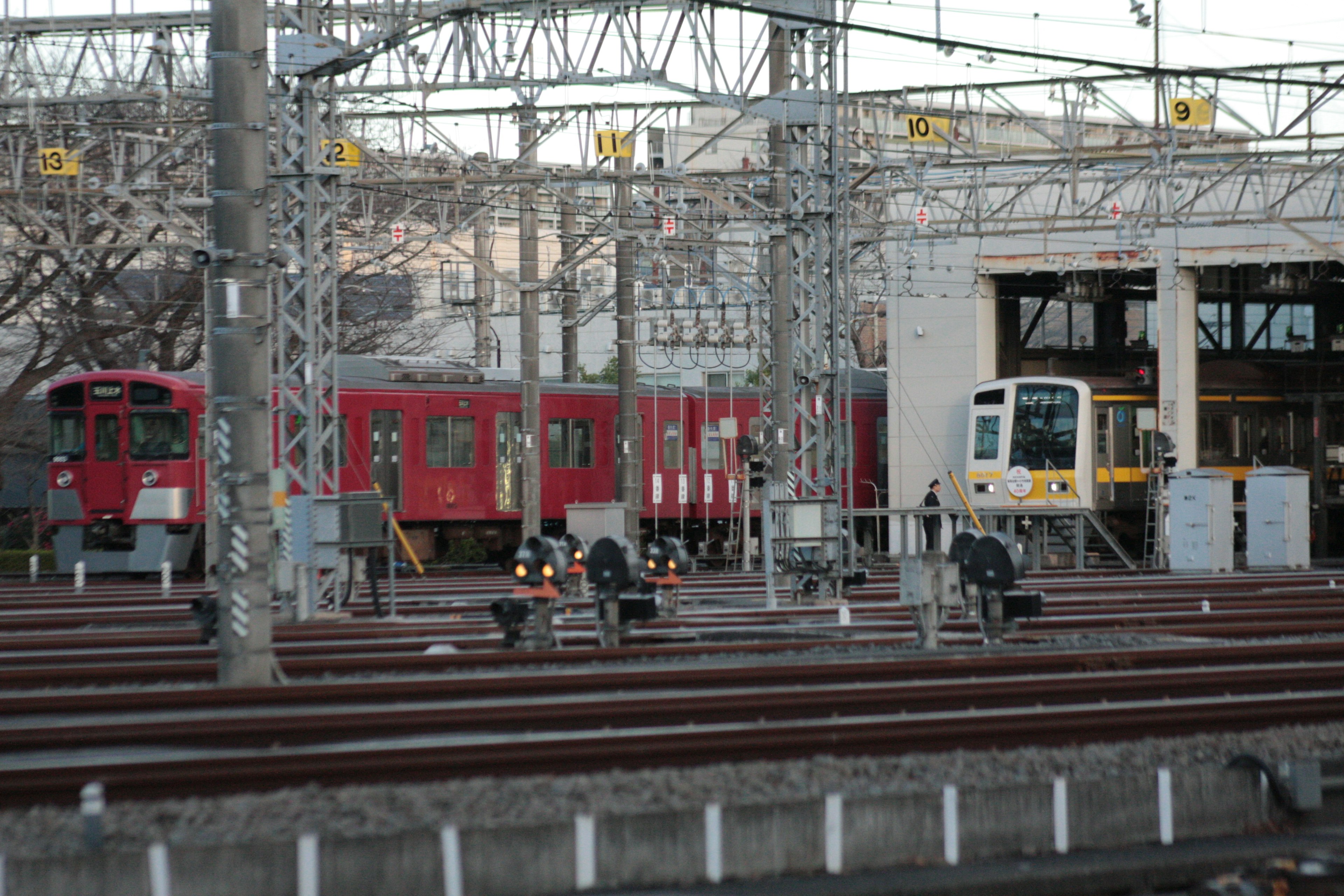 ทัศนียภาพของสถานีรถไฟที่มีรถไฟสีแดงและสีขาว