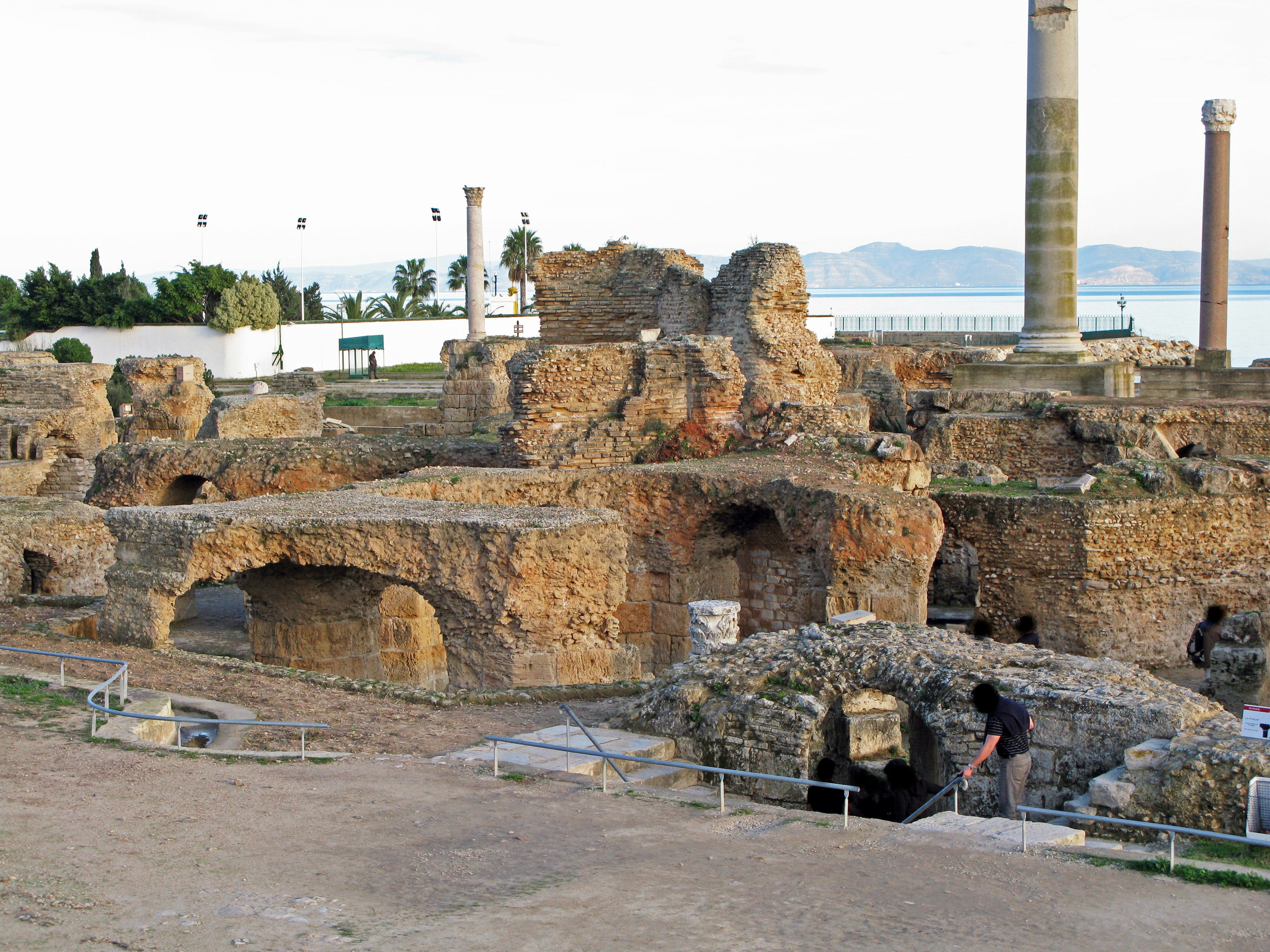 Vista di rovine antiche con strutture in pietra e colonne