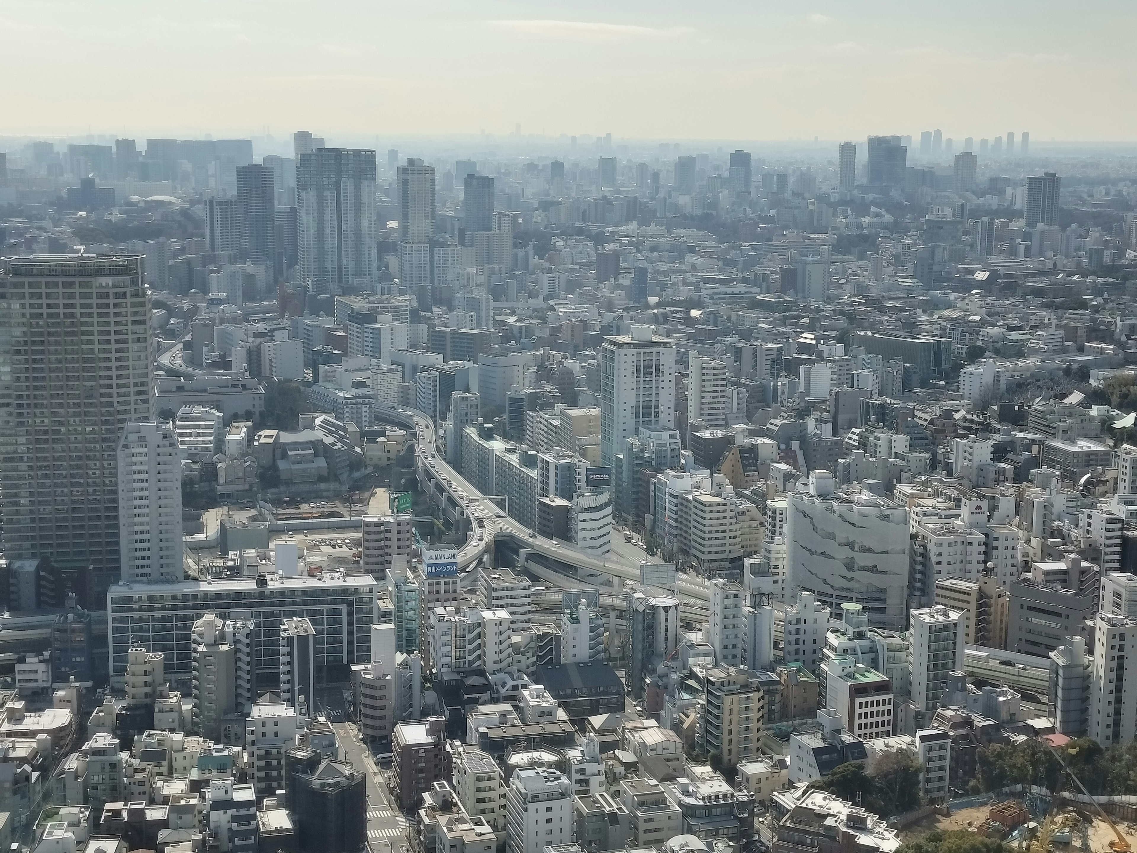 Pemandangan udara lanskap kota Tokyo menampilkan gedung pencakar langit dan jalan