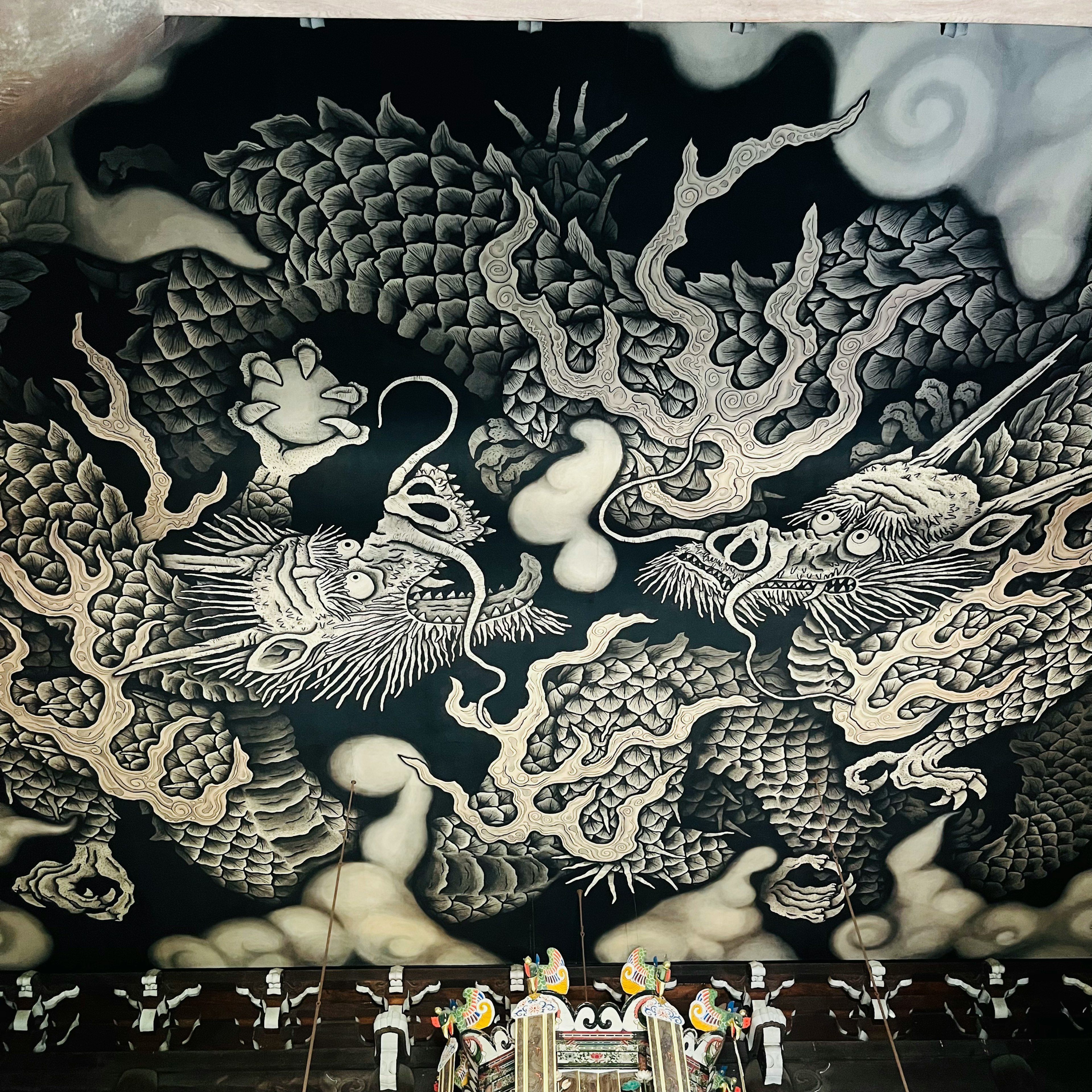 Une fresque représentant deux dragons et des motifs de nuages