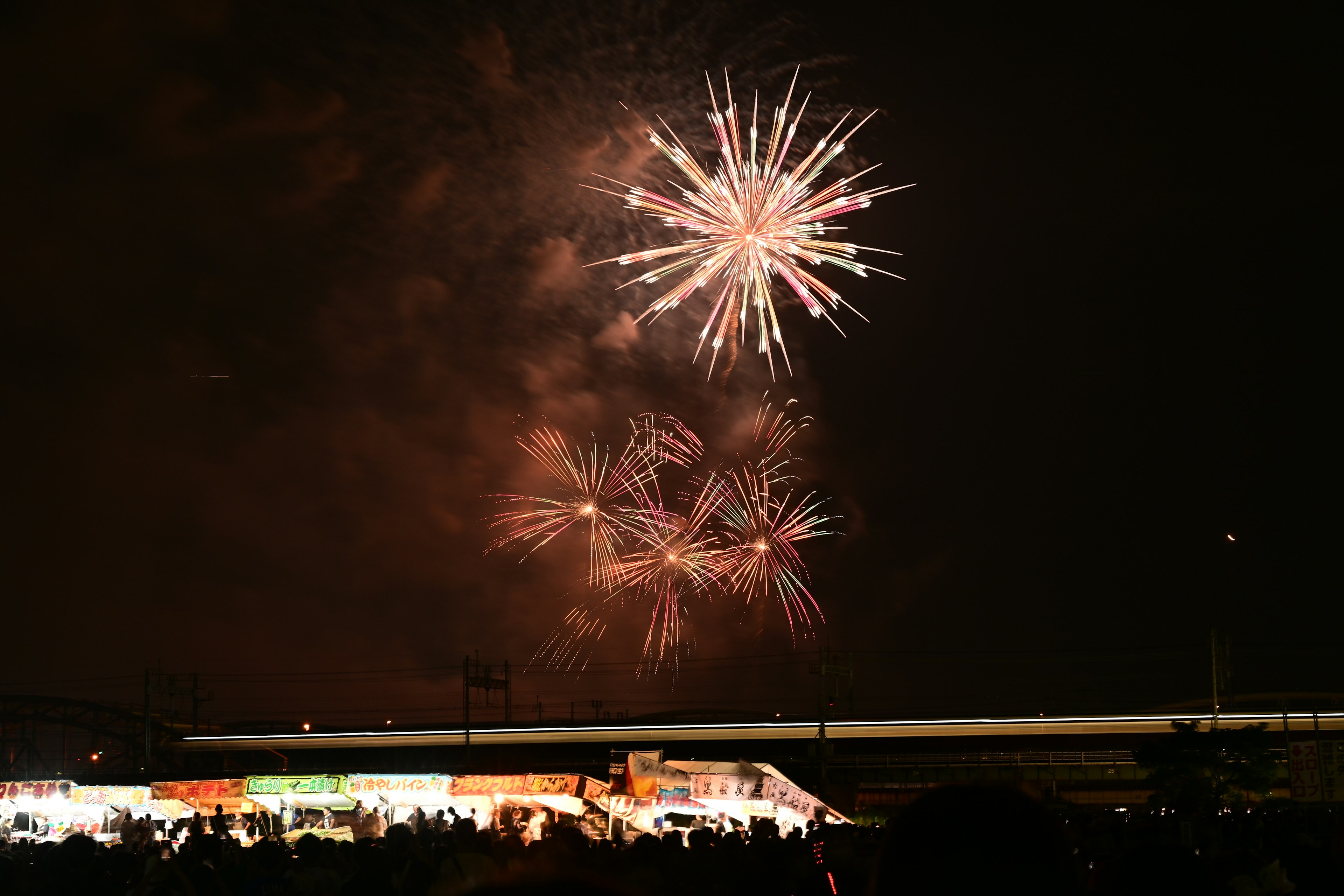 Fuegos artificiales coloridos iluminando el cielo nocturno