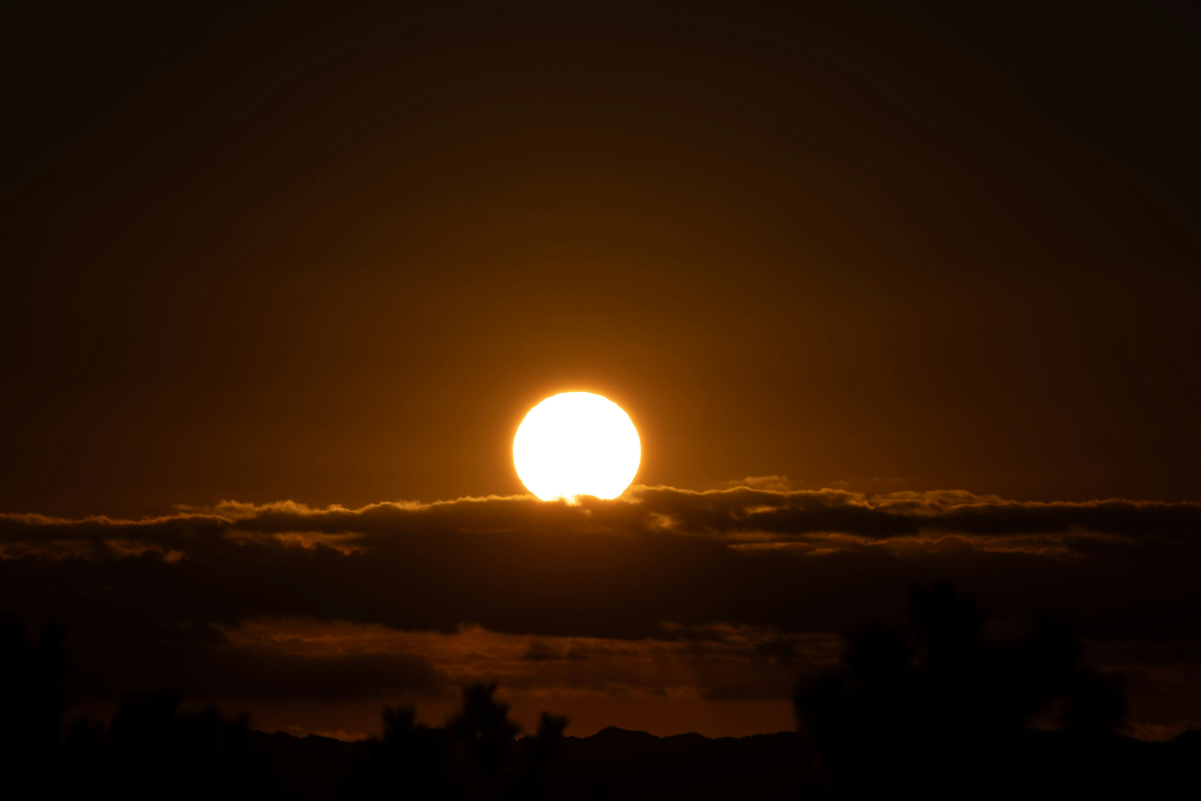 夕日が雲の上に昇る美しい風景