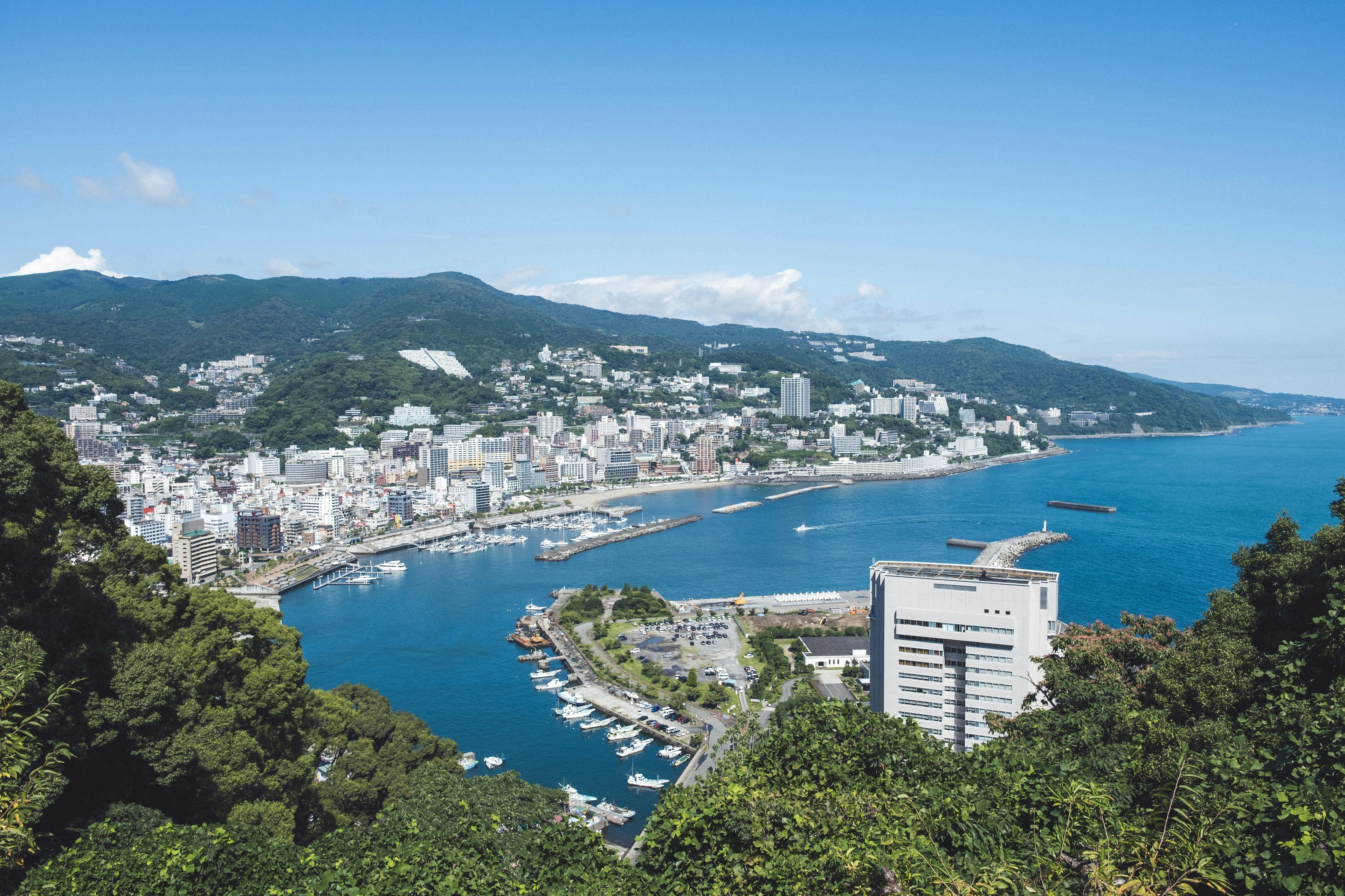 美しい海岸線と都市の風景を持つ静岡県の熱海市のパノラマビュー