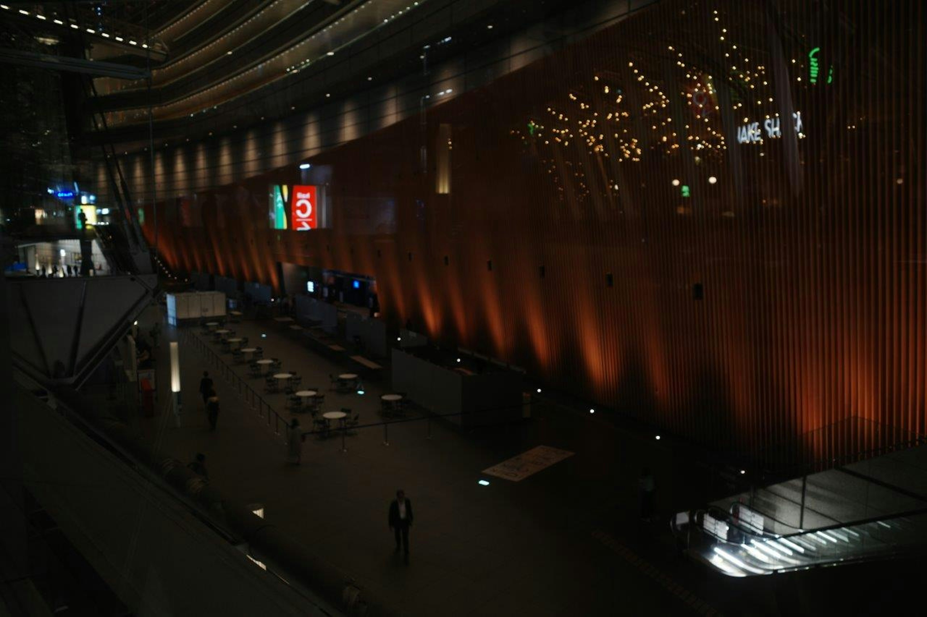 Arquitectura moderna interior con una pared naranja y iluminación ambiental