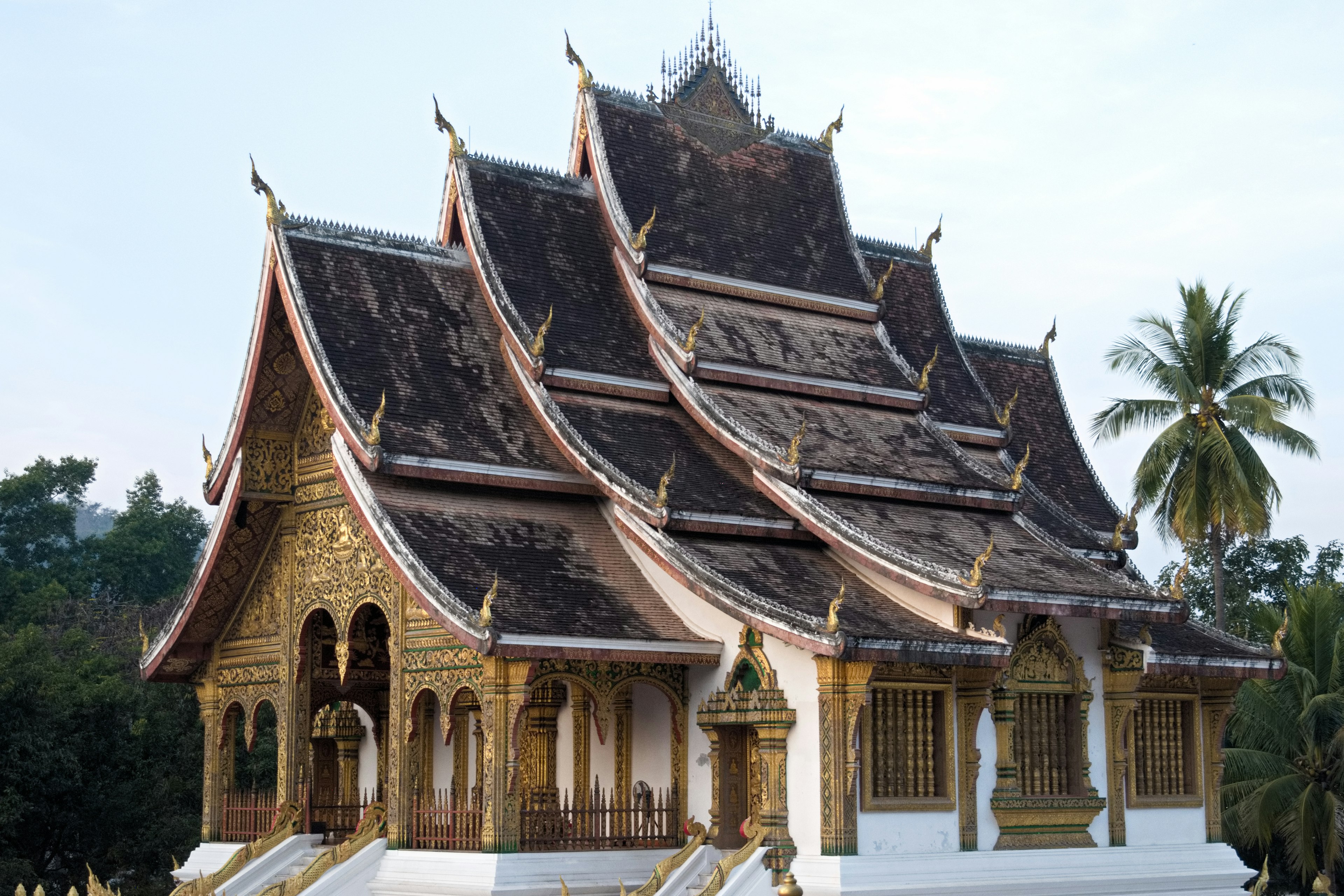 Architecture magnifique d'un temple laotien traditionnel avec des décorations dorées