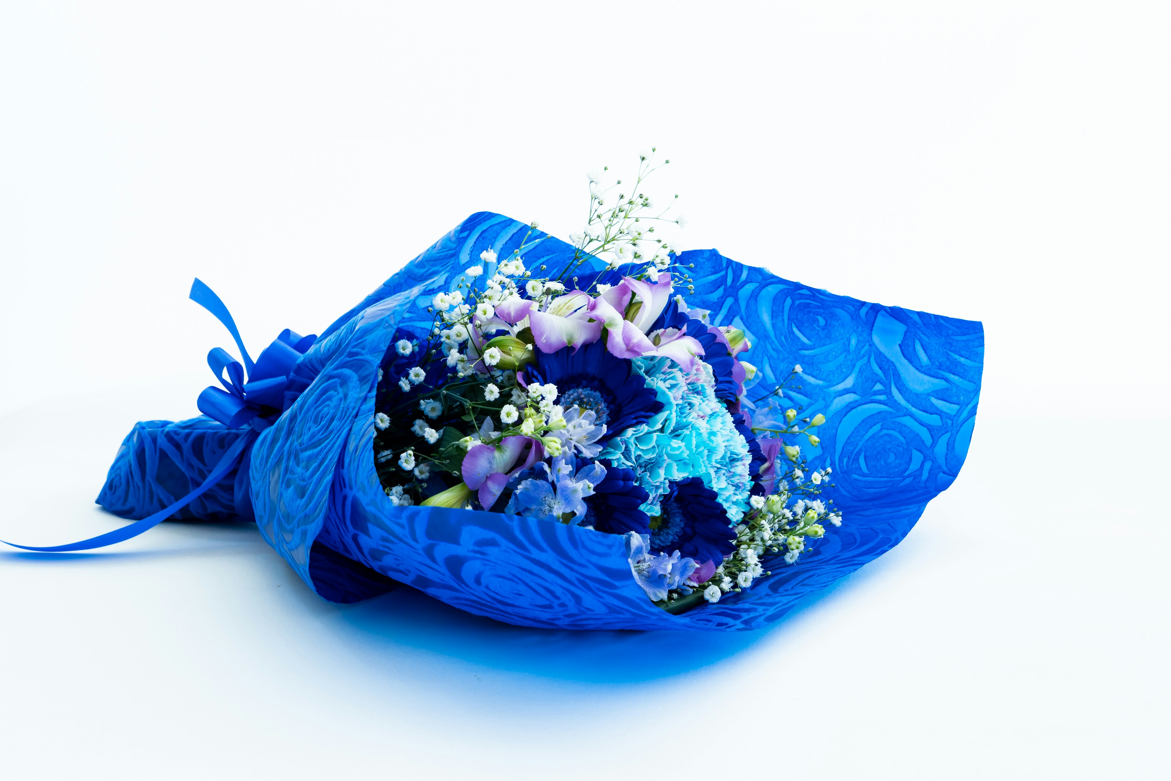 Strauß in Blau verpackt mit bunten Blumen und Schleierkraut