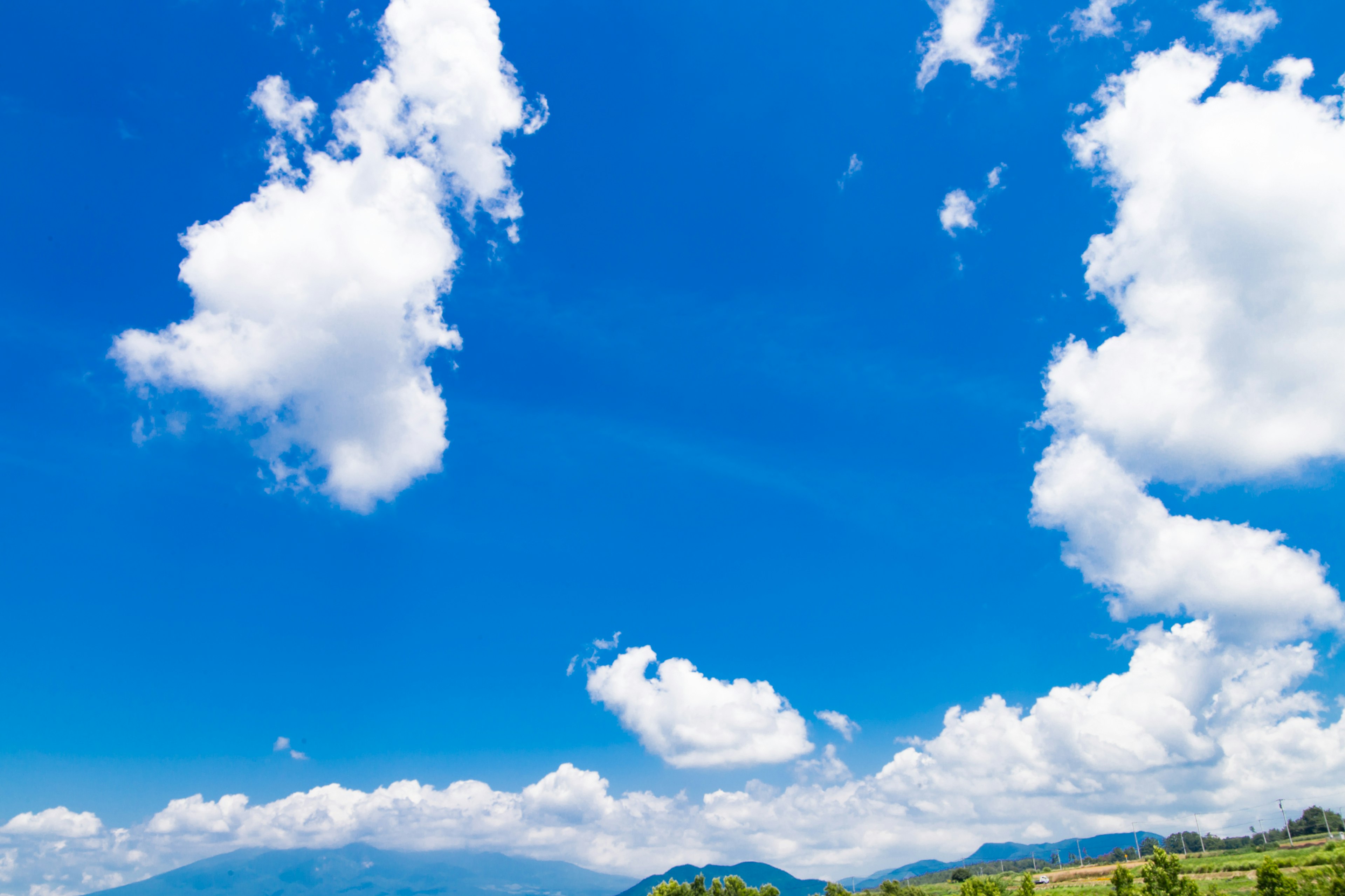 Paysage avec ciel bleu clair et nuages blancs floconneux