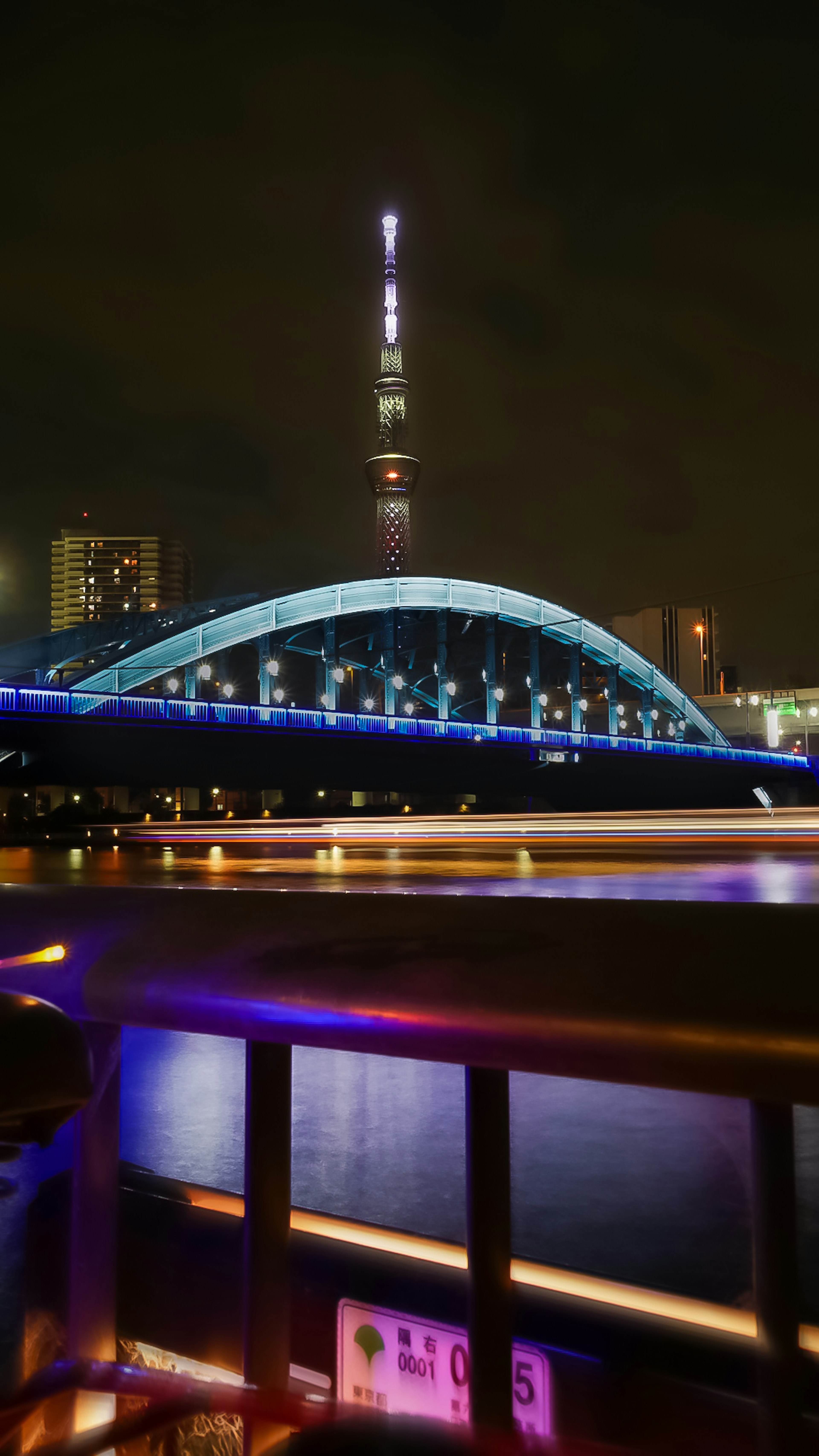 Pemandangan malam yang indah dari Tokyo Skytree dan jembatan lengkung biru