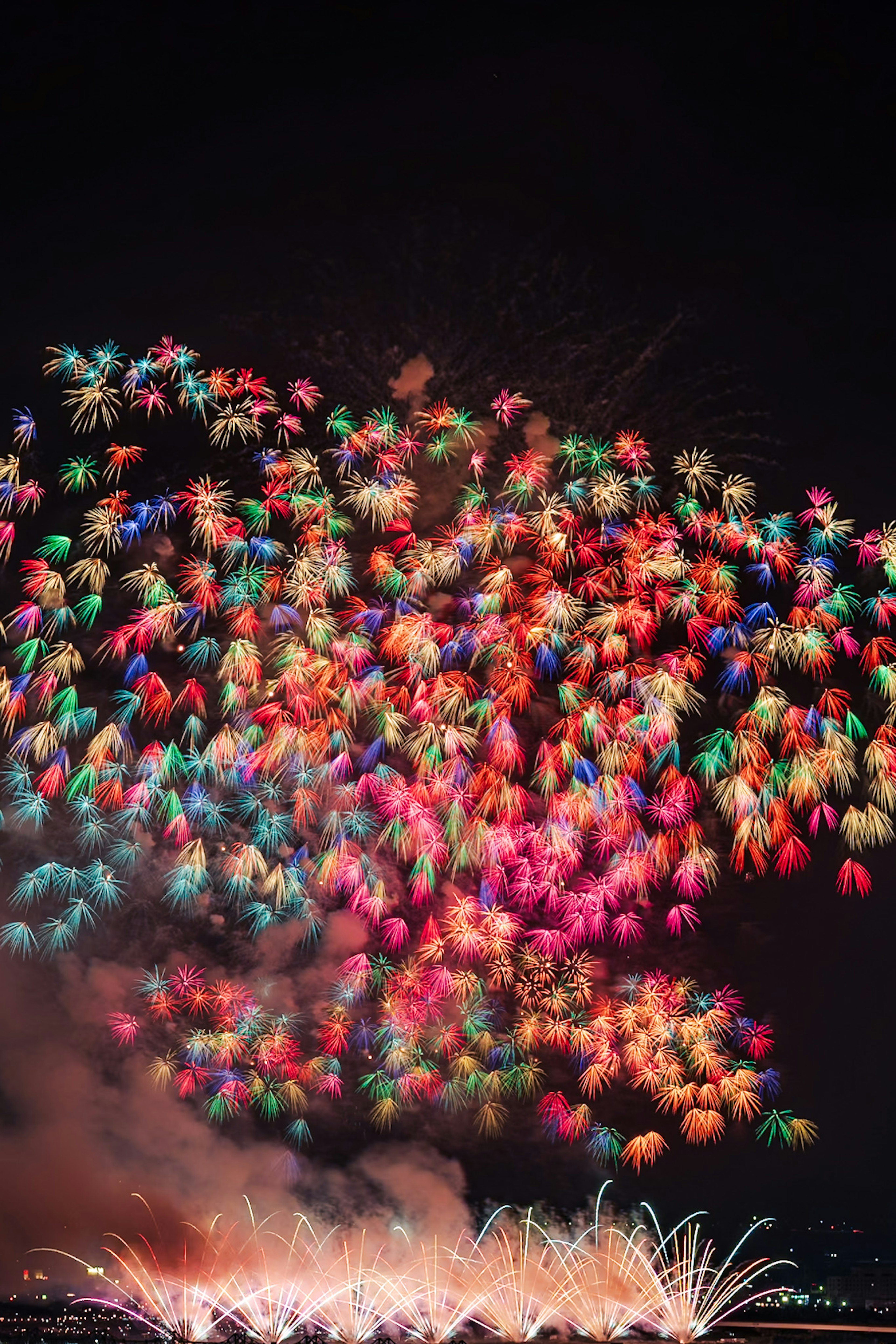 夜空に広がる色とりどりの花火が爆発する様子