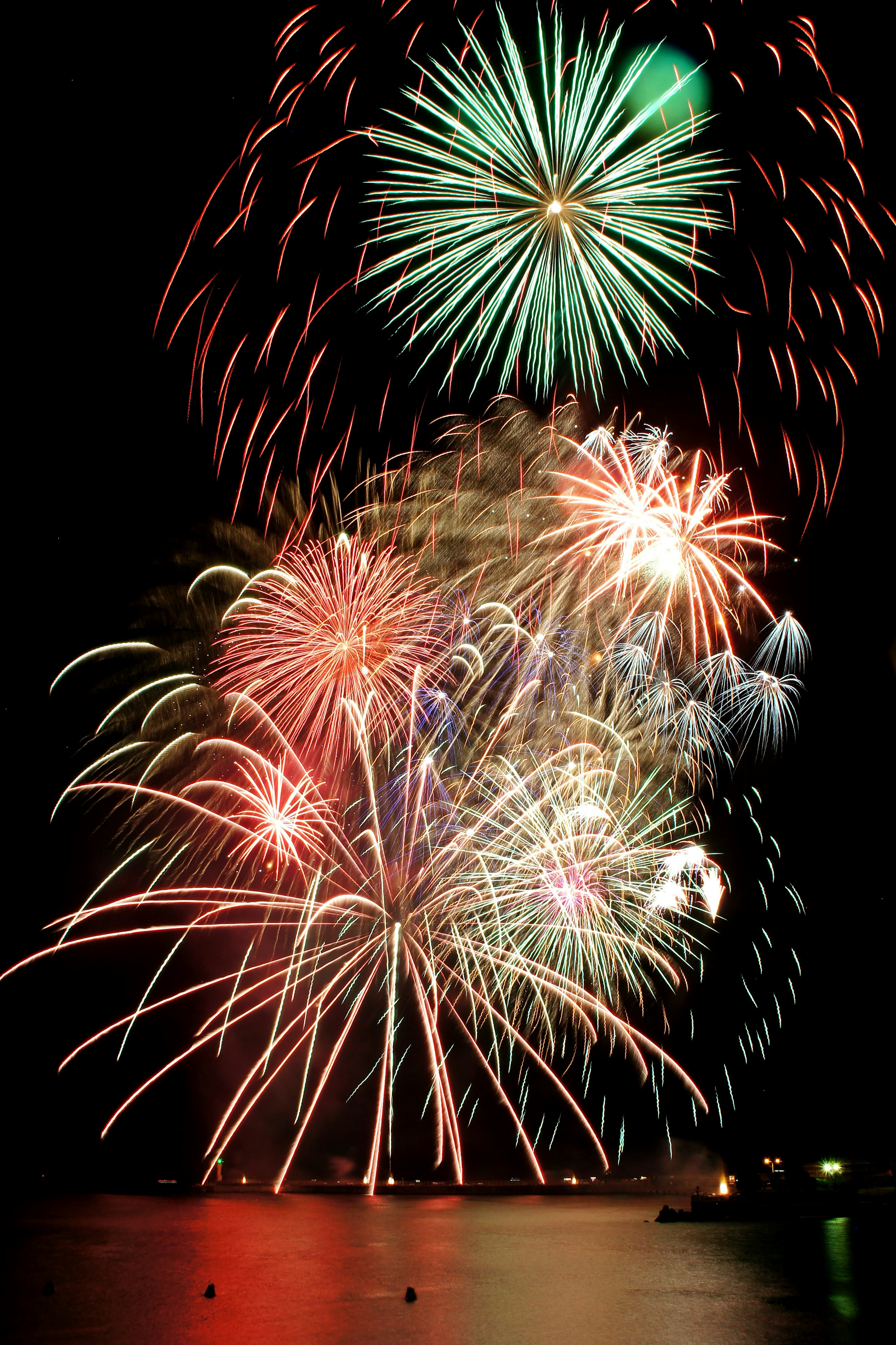 Des feux d'artifice colorés éclatant dans le ciel nocturne