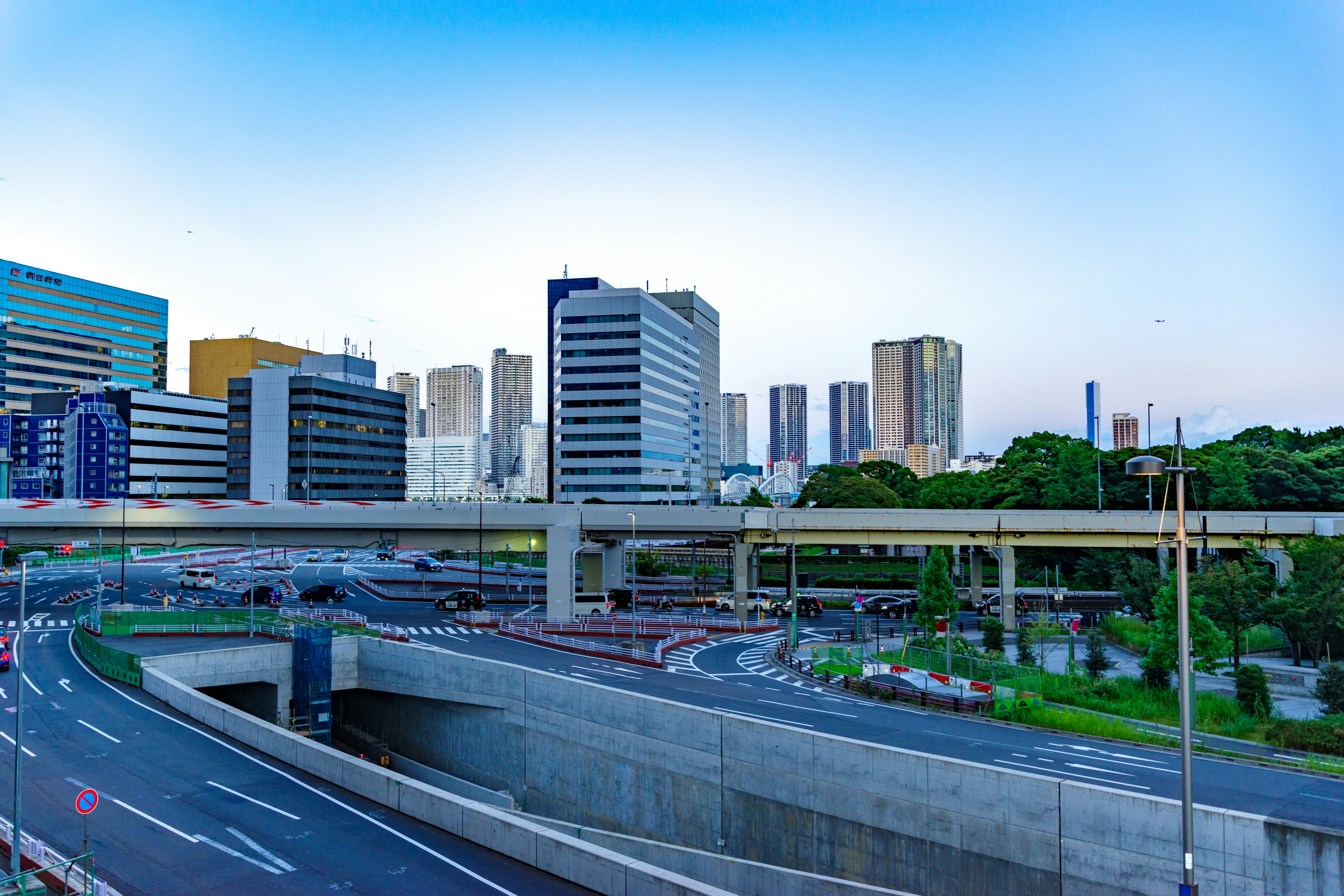 Stadtansicht von Tokio mit Wolkenkratzern und einer Autobahn unter einem blauen Himmel