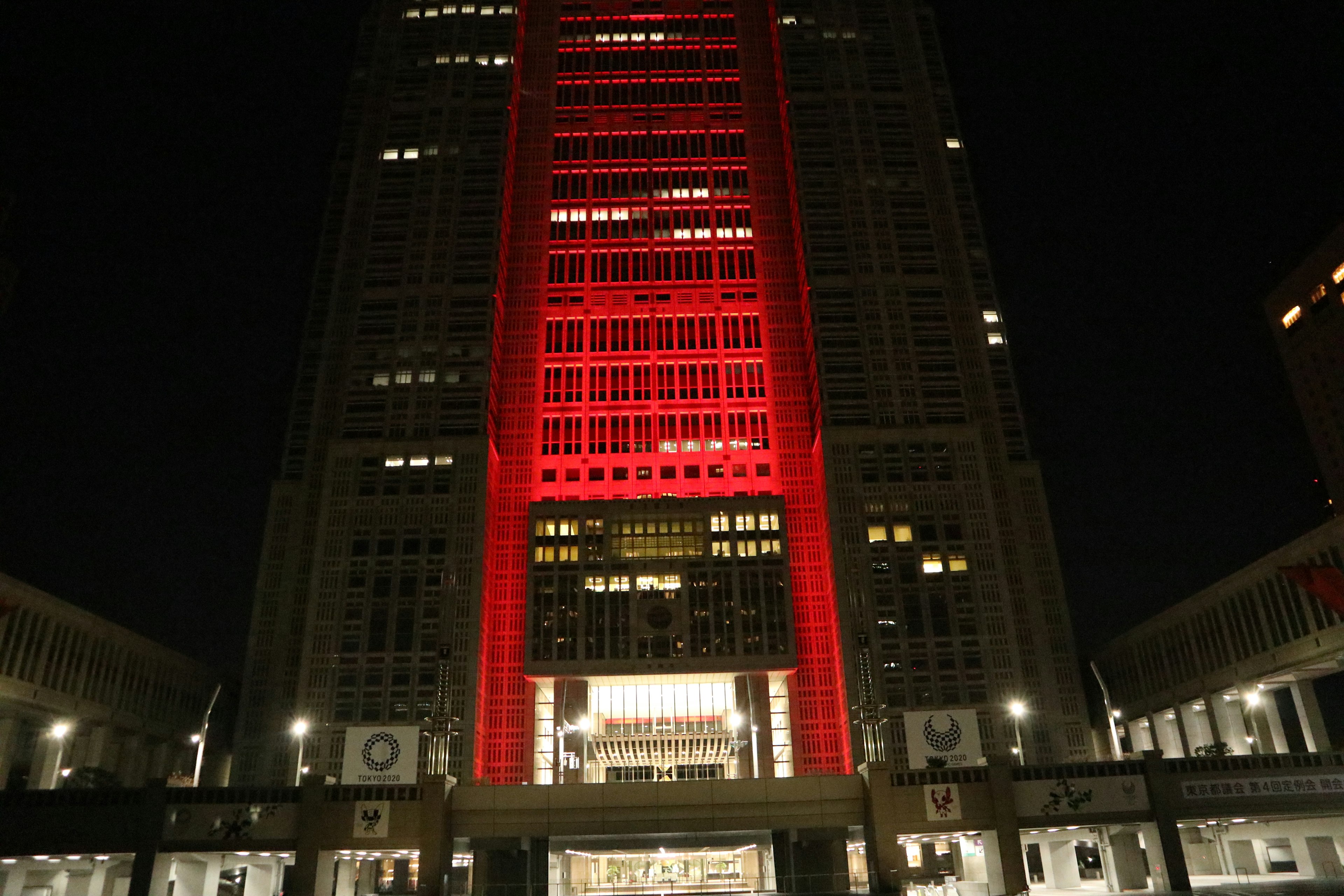 Rascacielos de Tokio iluminado en rojo por la noche