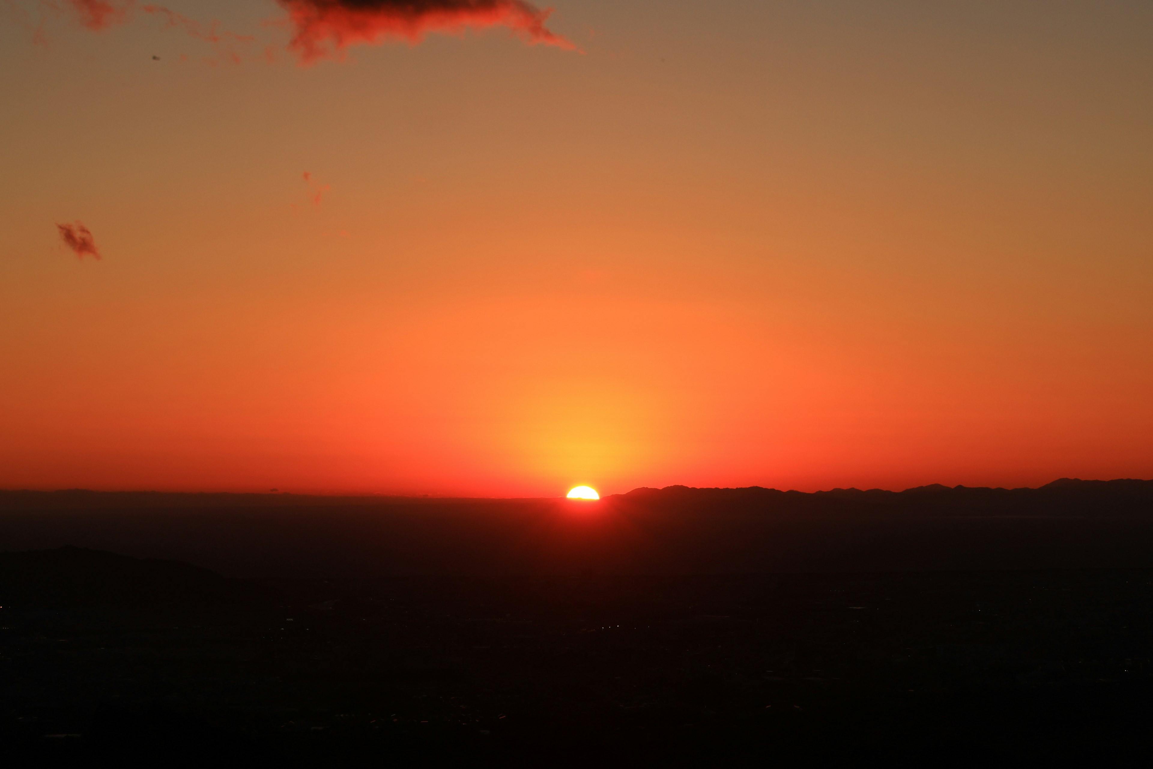 Un beau coucher de soleil se couchant entre les montagnes