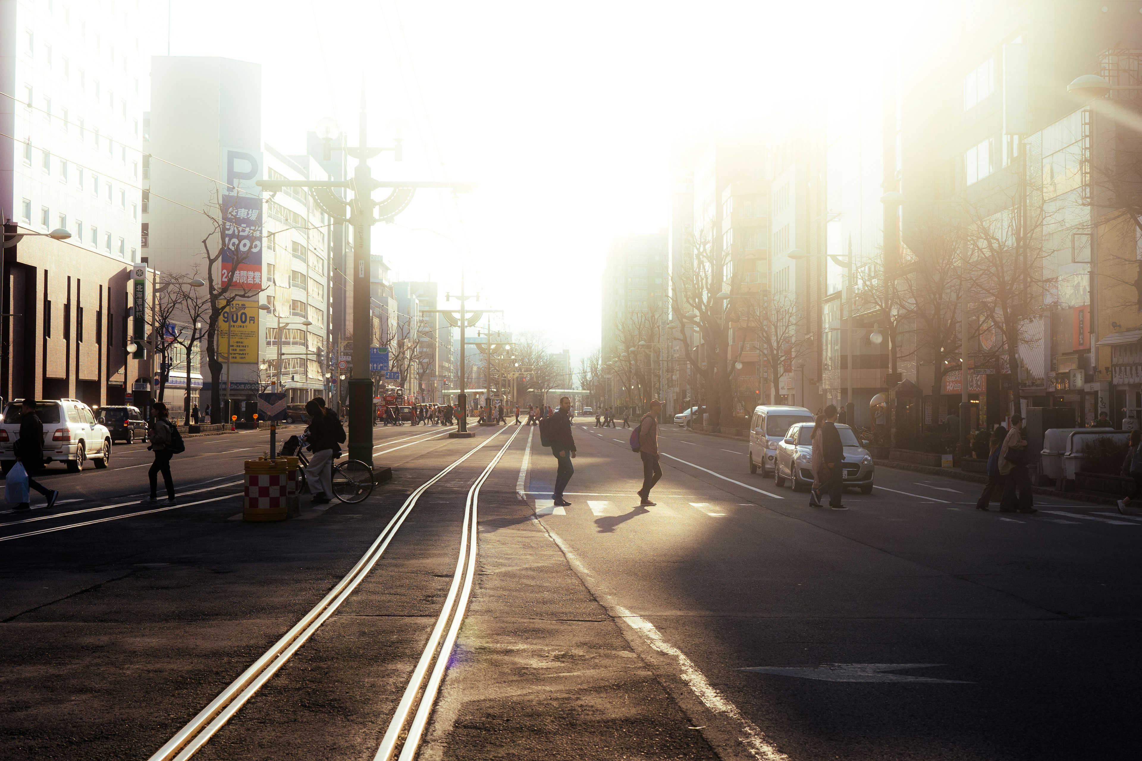 Städtische Szene mit Sonnenlicht und Fußgängern