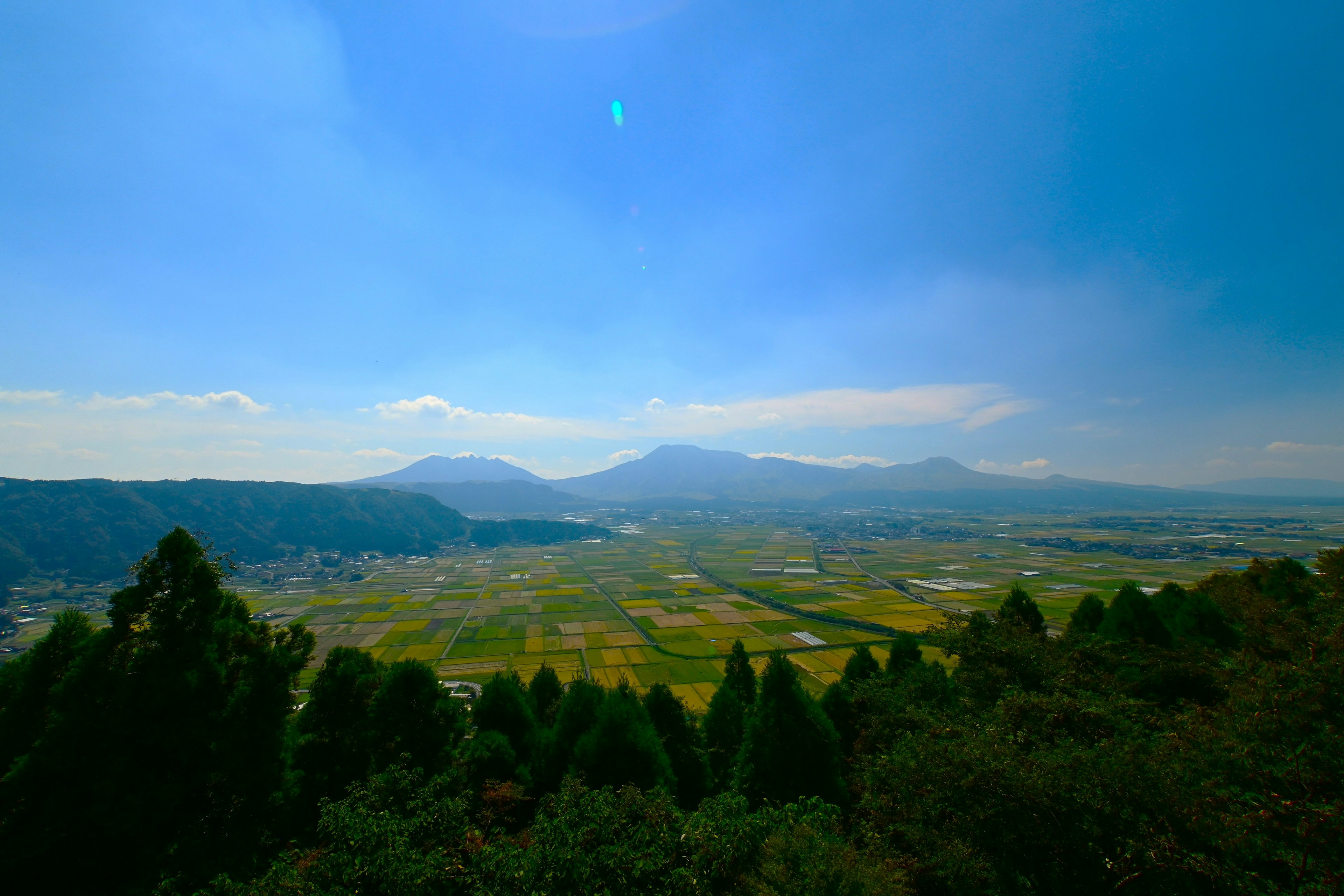 青い空と広大な風景の山々と田園地帯