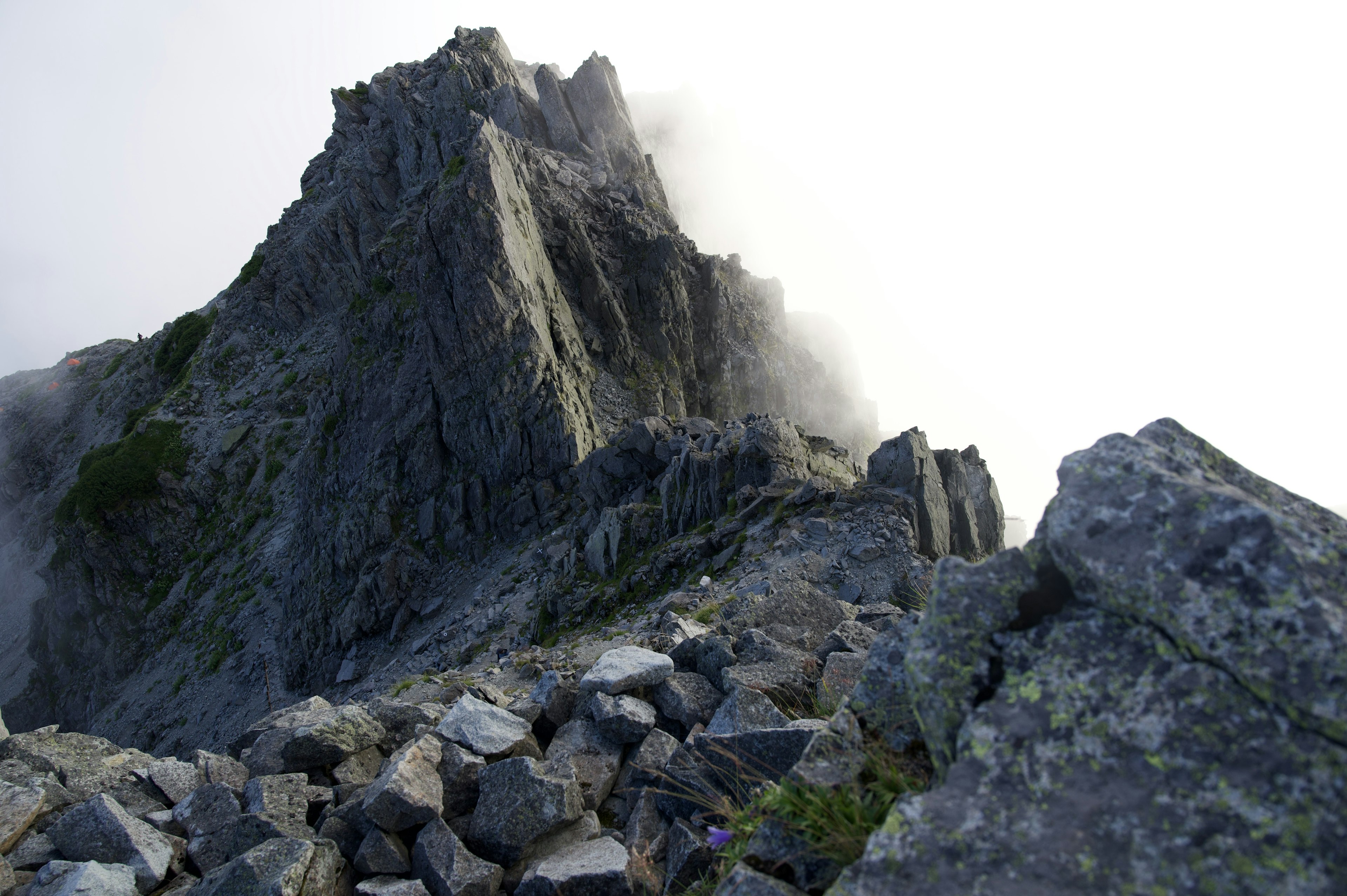 Pic rocheux aigu avec brouillard au sommet