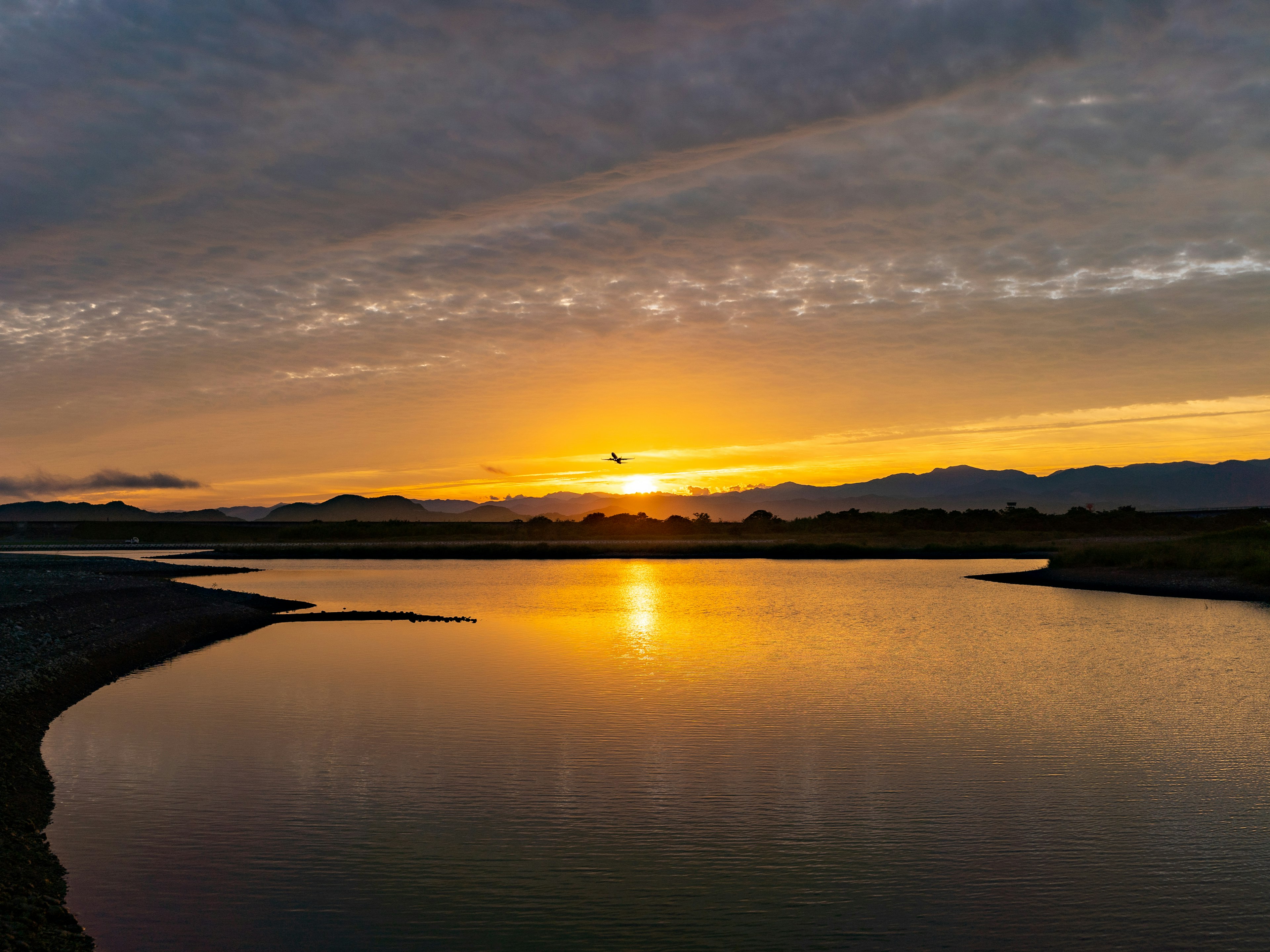 夕日が水面に映る美しい風景