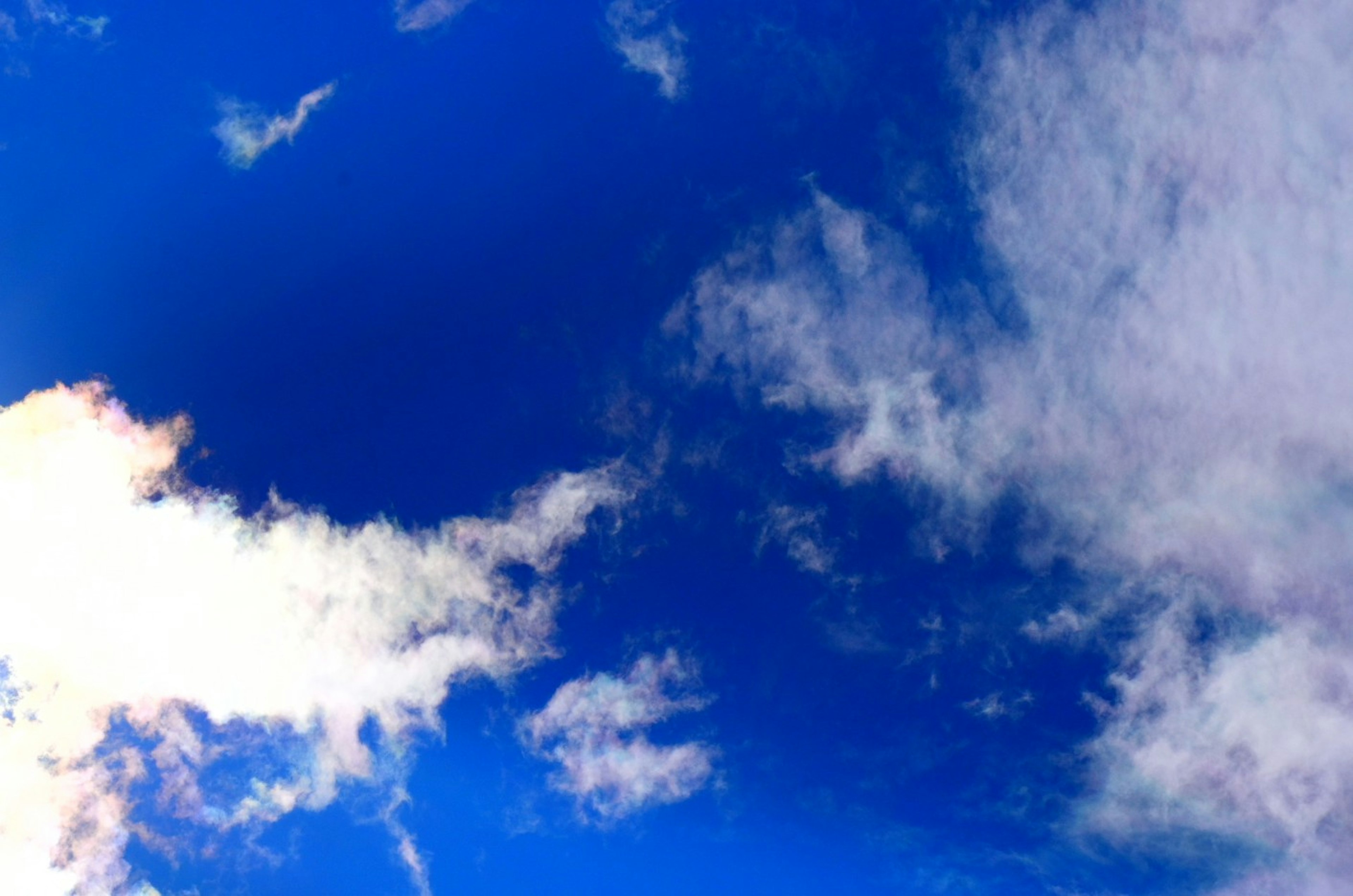 Un cielo azul brillante con nubes blancas dispersas