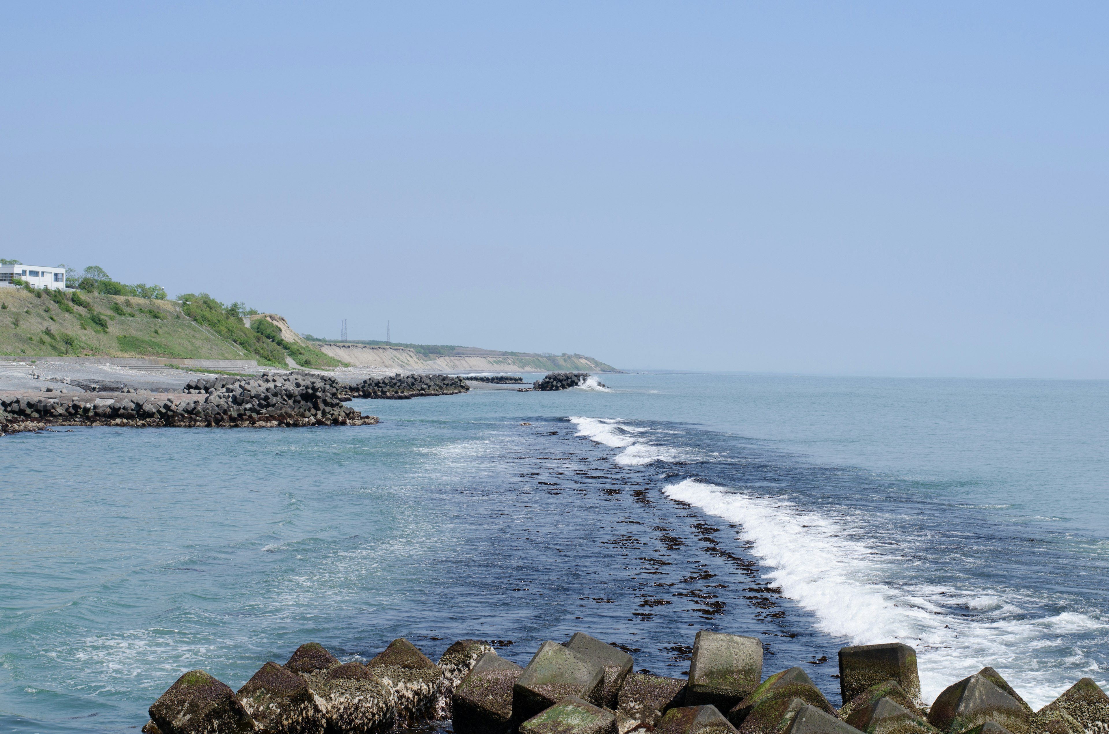 Küstenansicht mit blauem Wasser und sanften Wellen