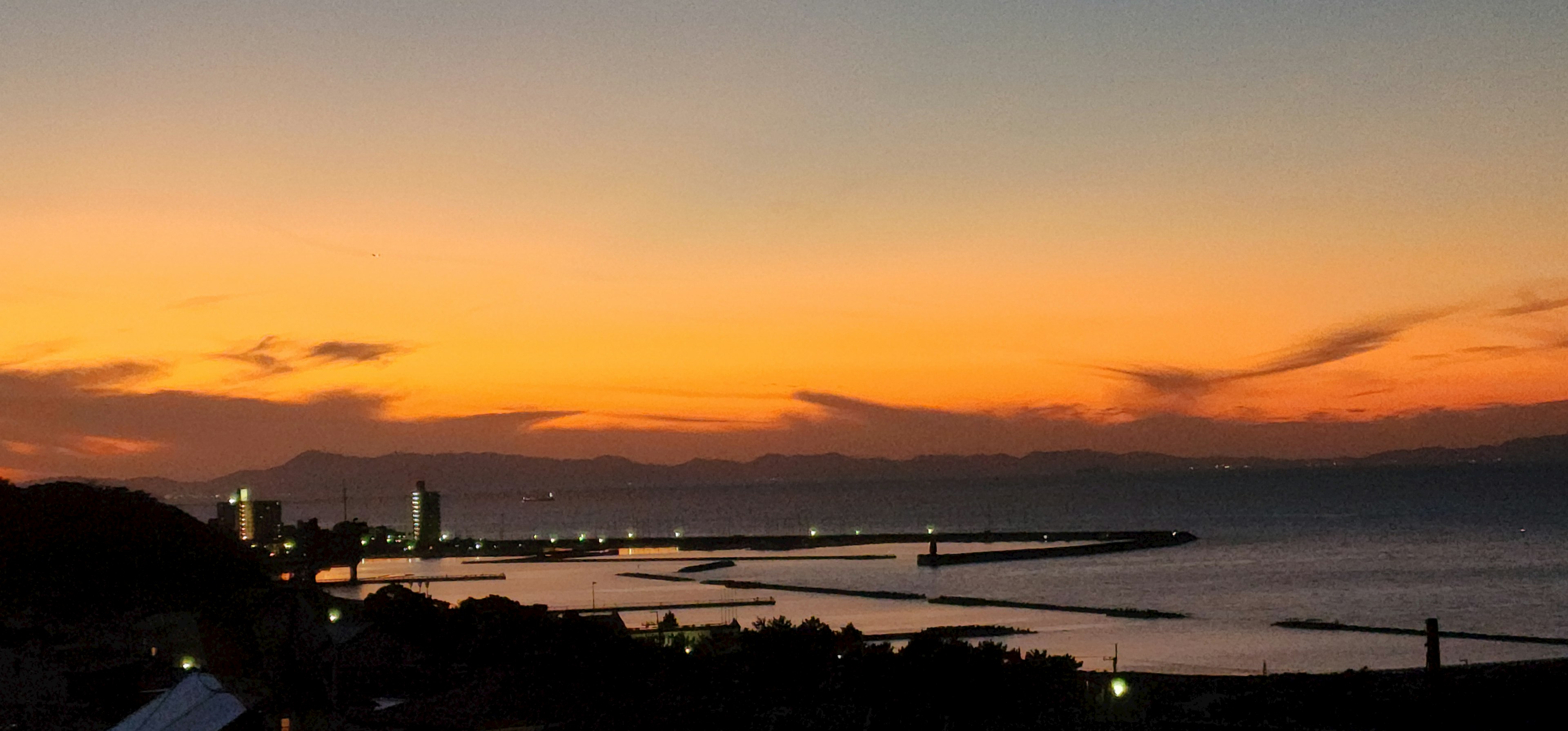 Hermoso paisaje costero con un atardecer