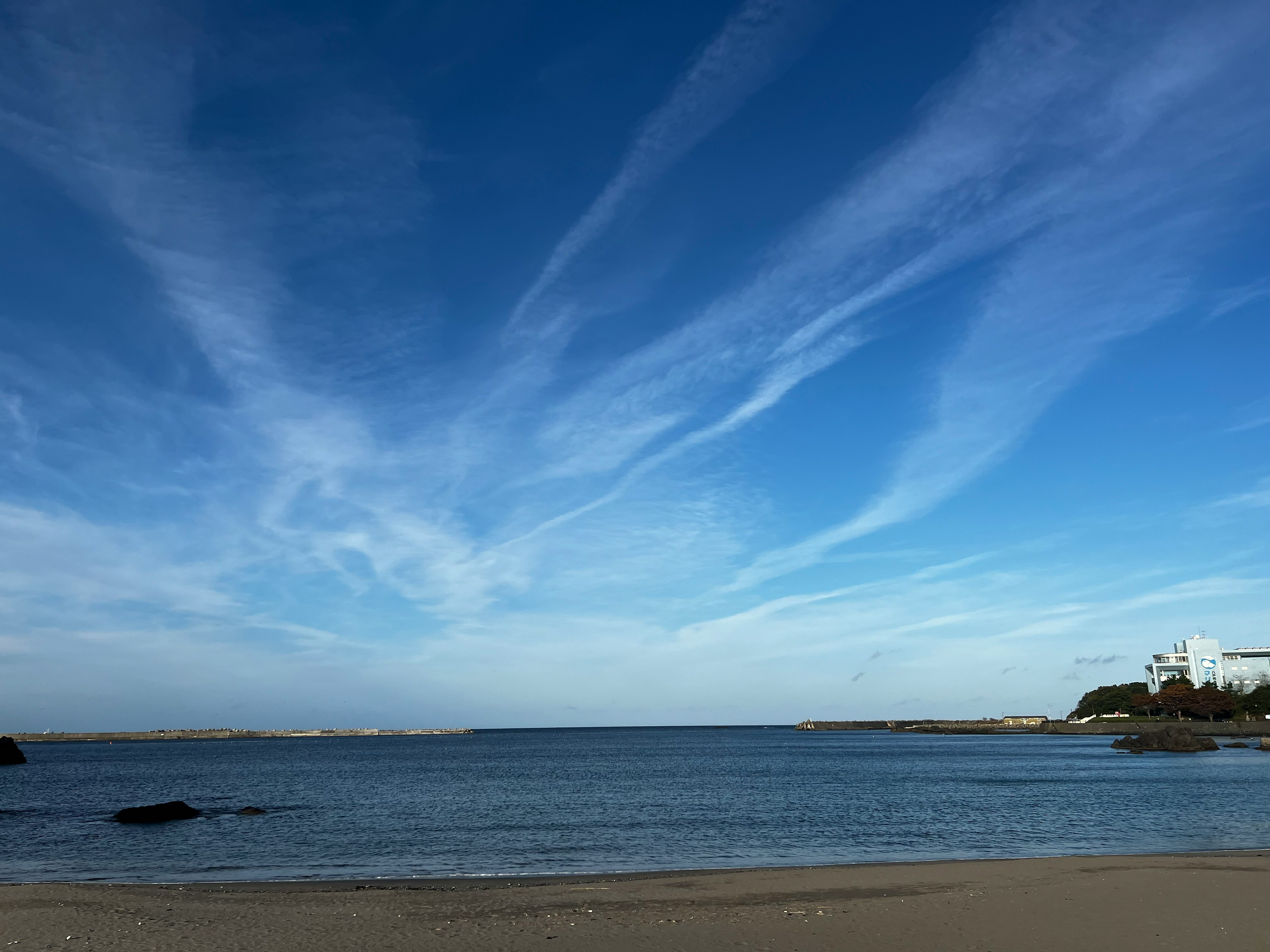 青い空と雲の美しい海岸の風景