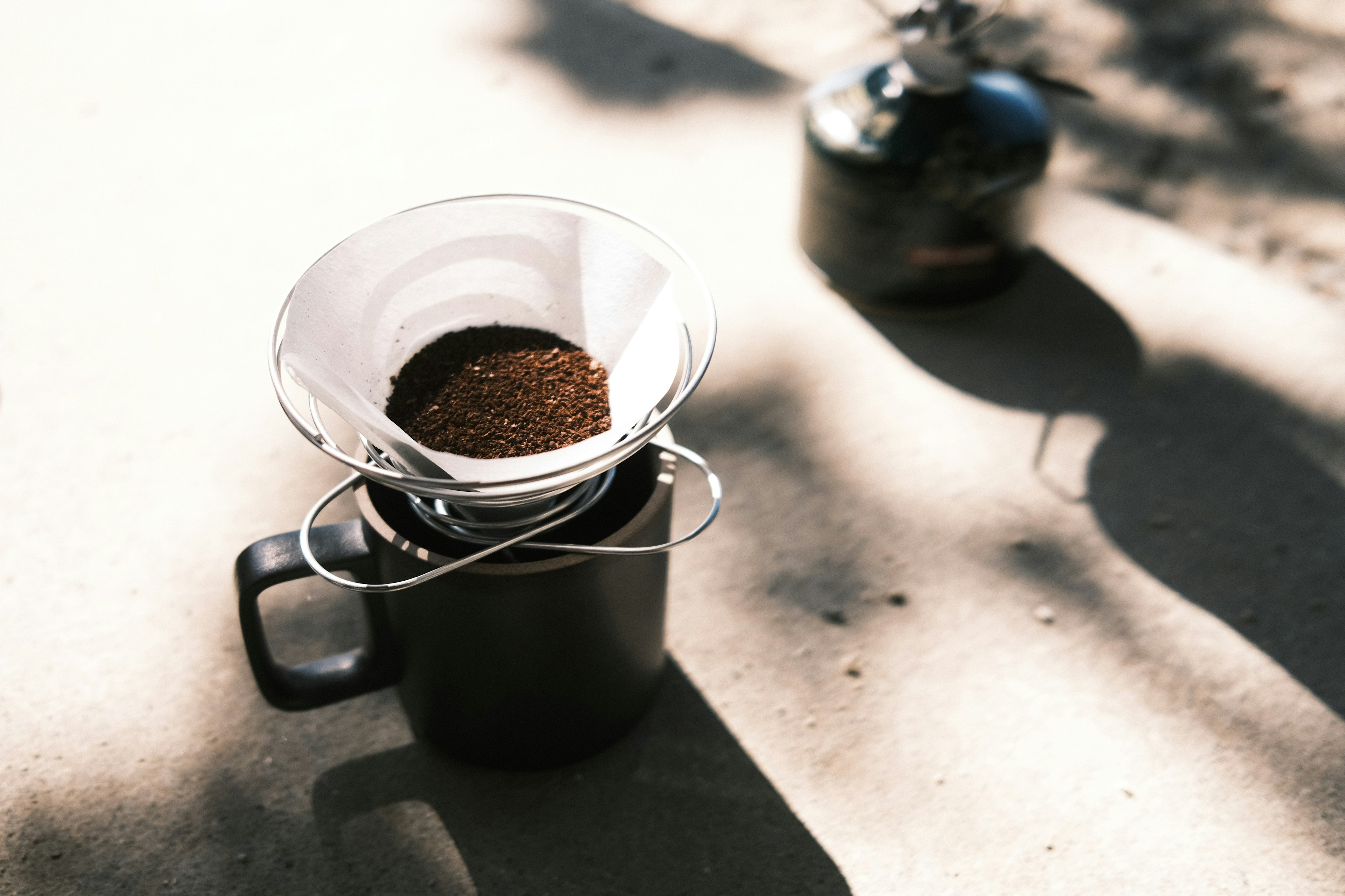 Image d'un filtre à café et d'une tasse posés sur une table