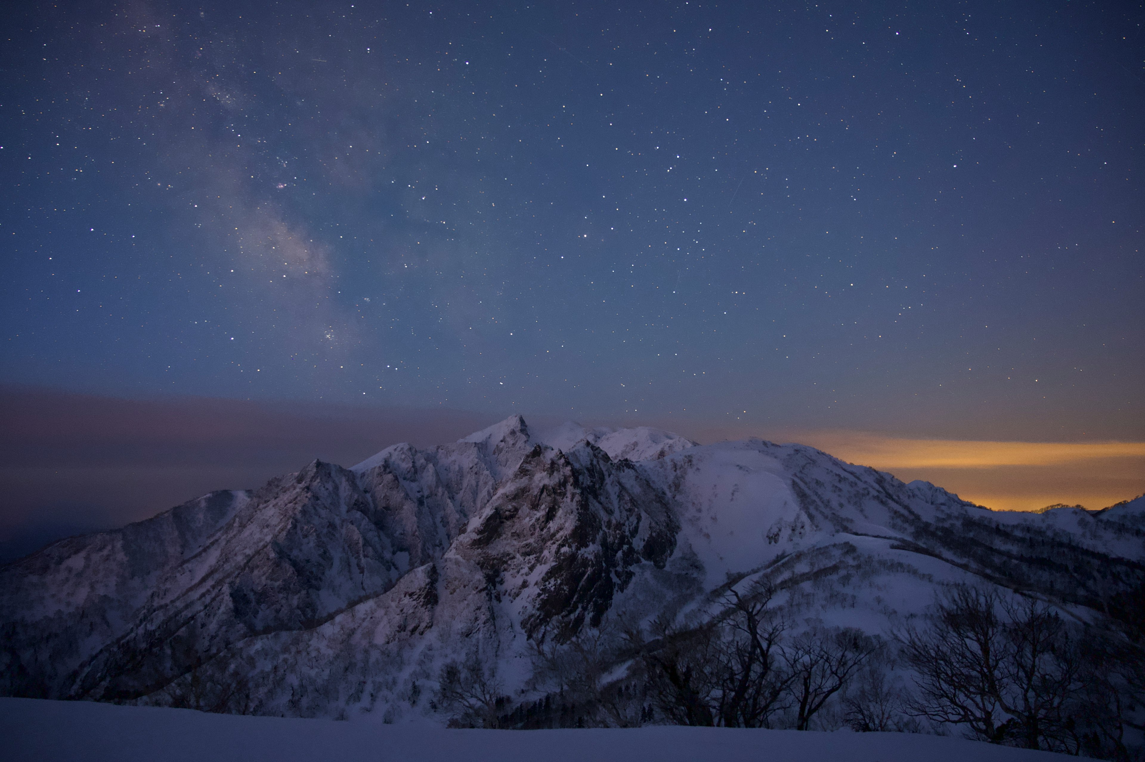 雪に覆われた山々と星空の風景