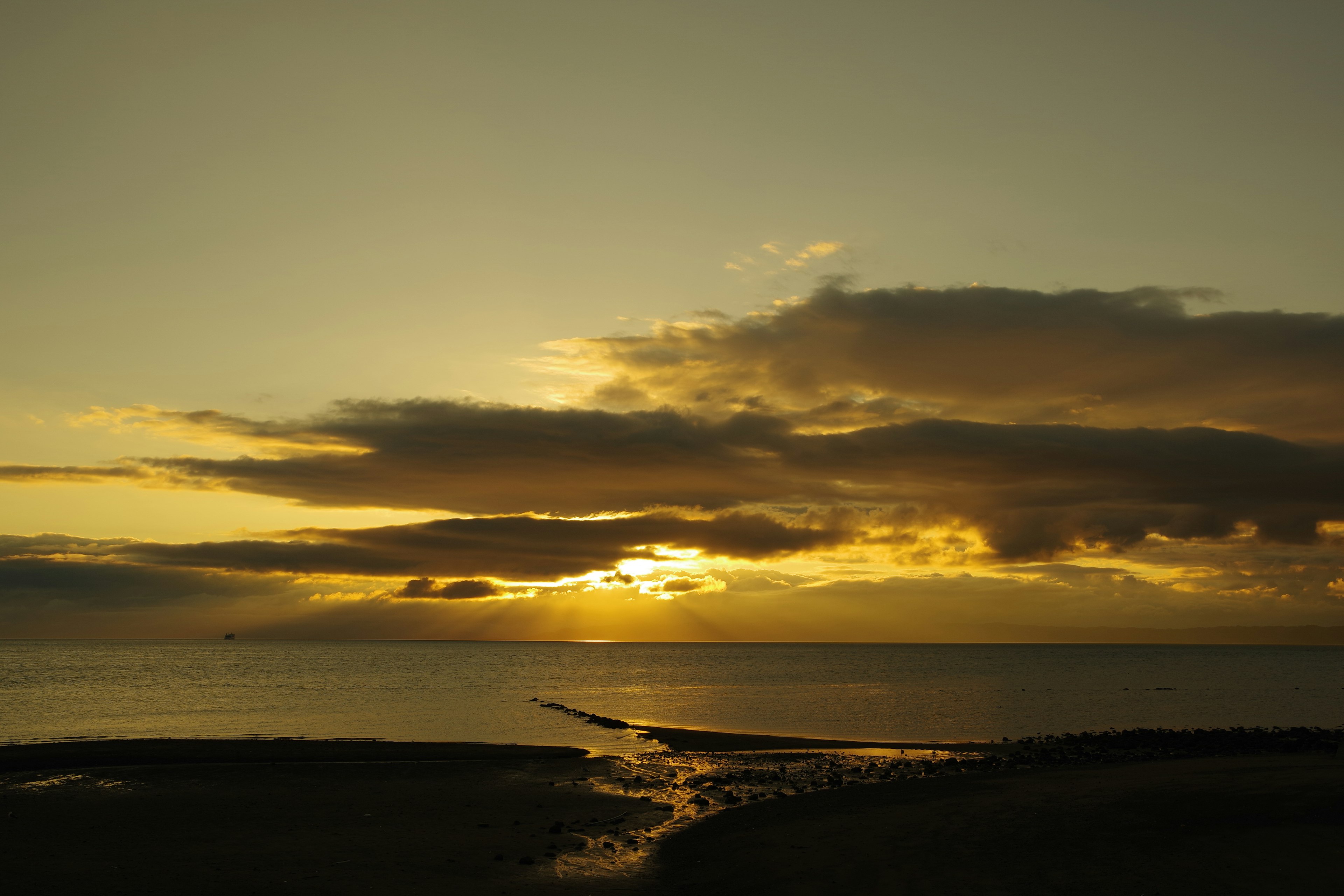 Tramonto sull'oceano con nuvole