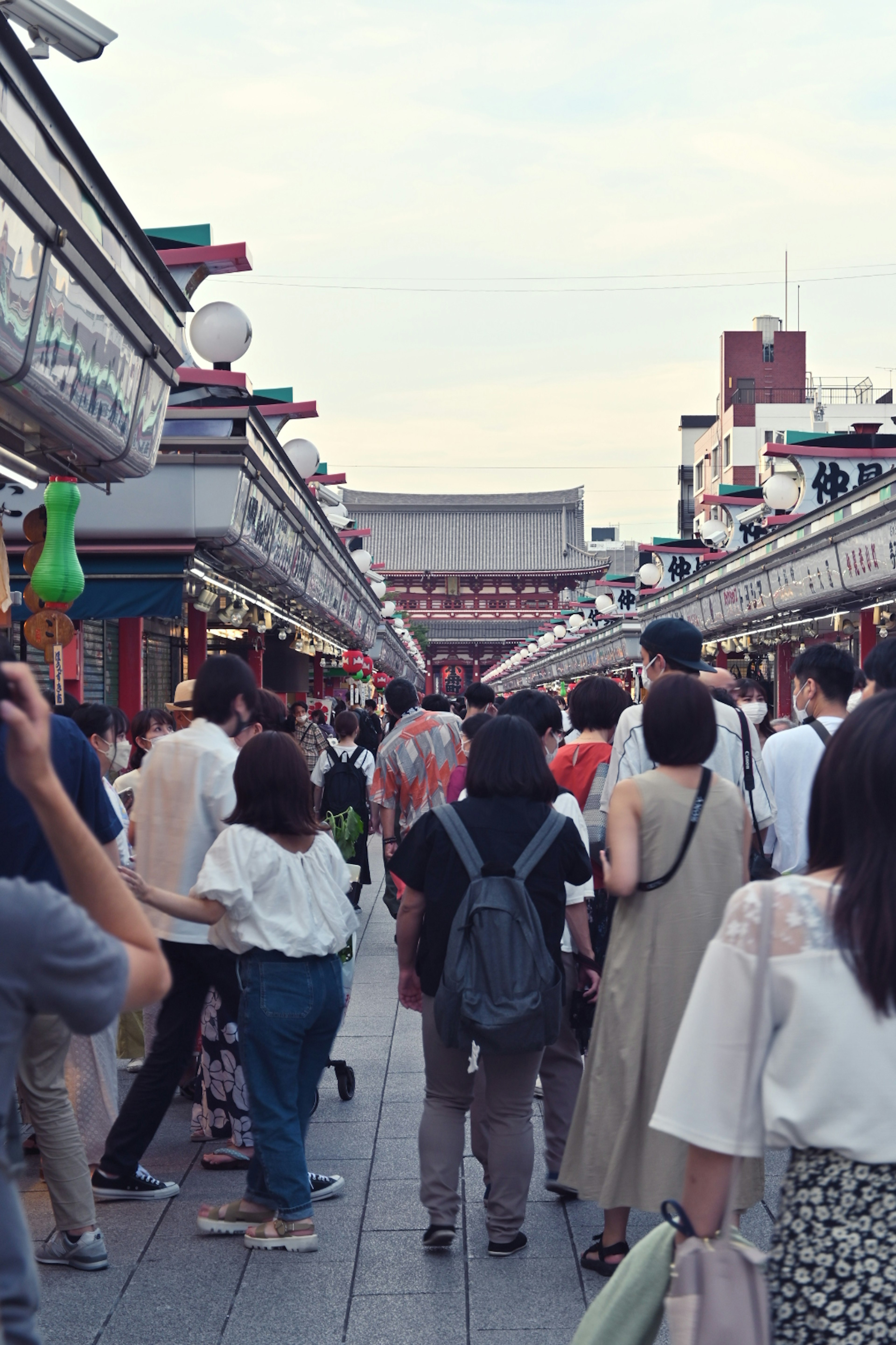 Belebte Szene in der Nakamise Street in Asakusa mit Menschenmengen