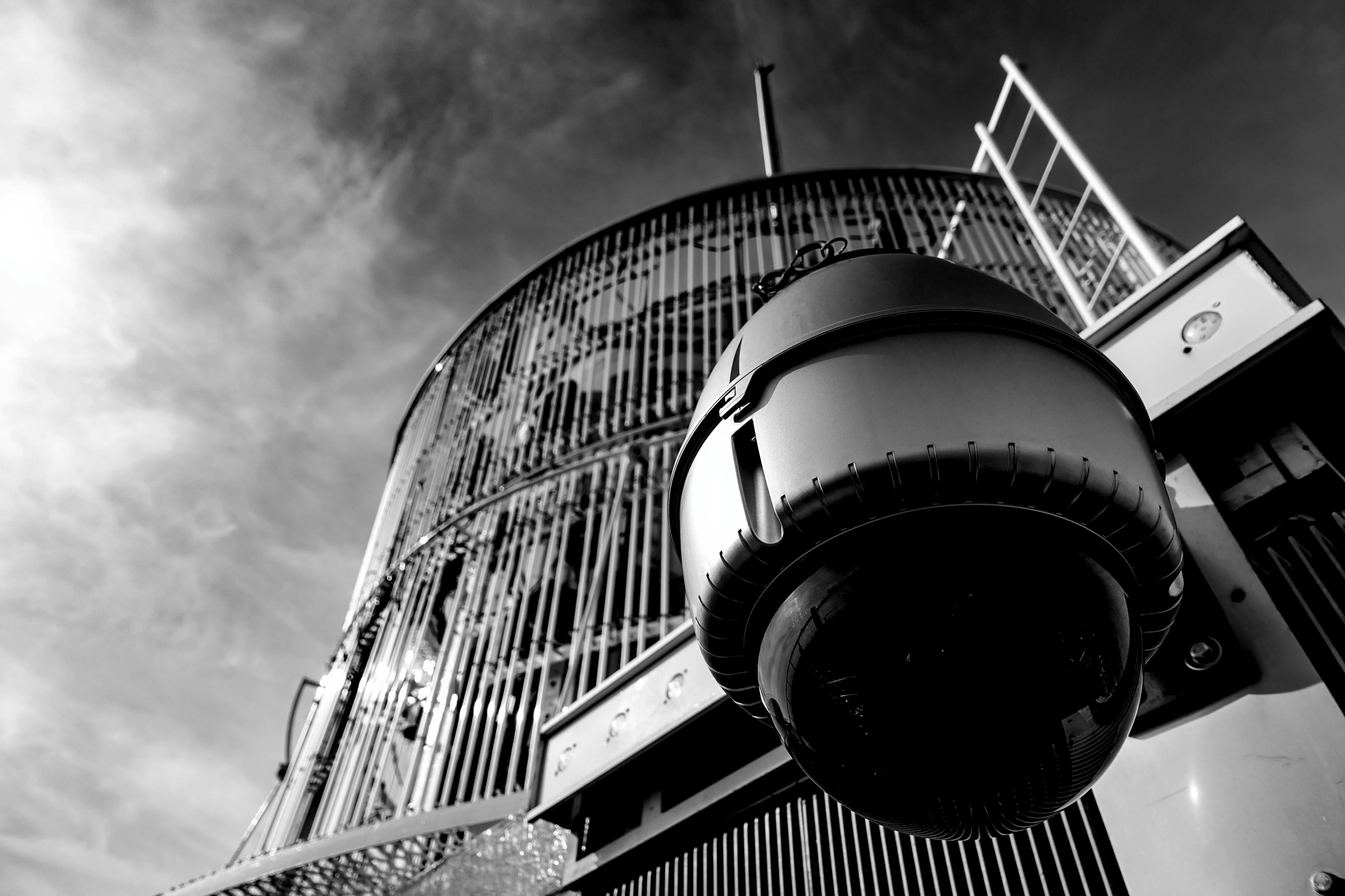 Image en noir et blanc d'un bâtiment avec un point de vue de caméra proéminent