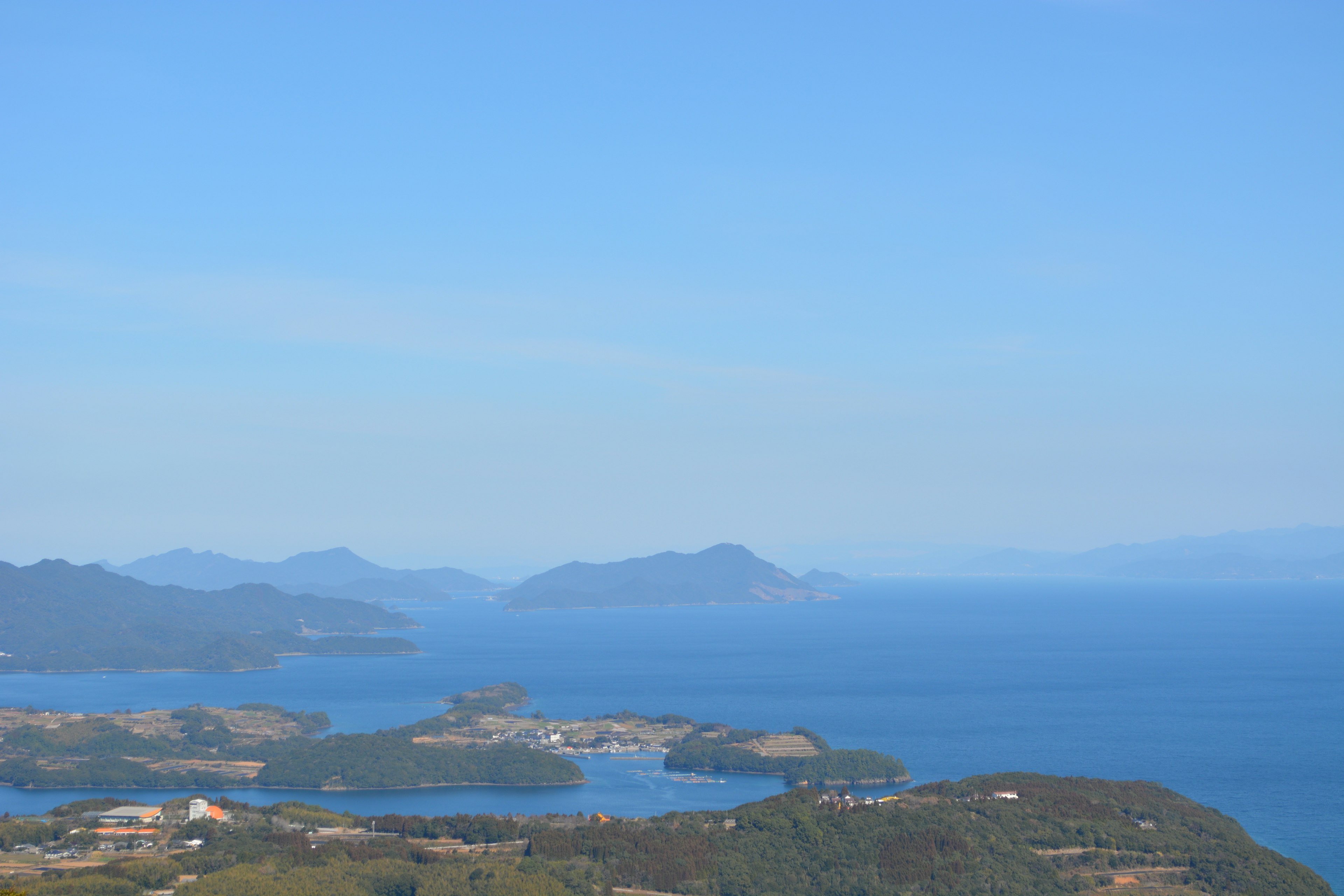 藍天和海洋的風景 可見島嶼和小海灣