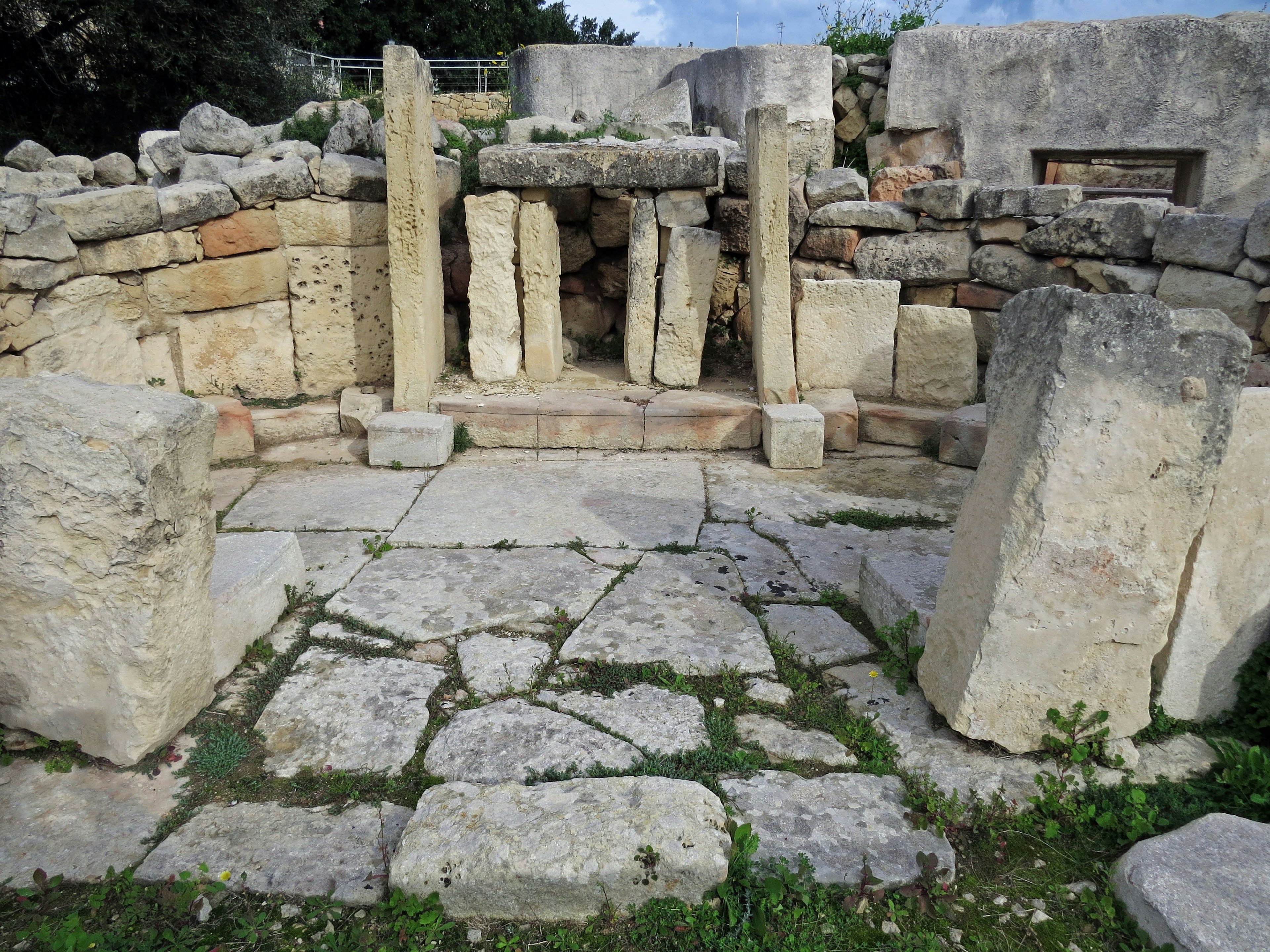 Ruines anciennes avec structures en pierre et colonnes