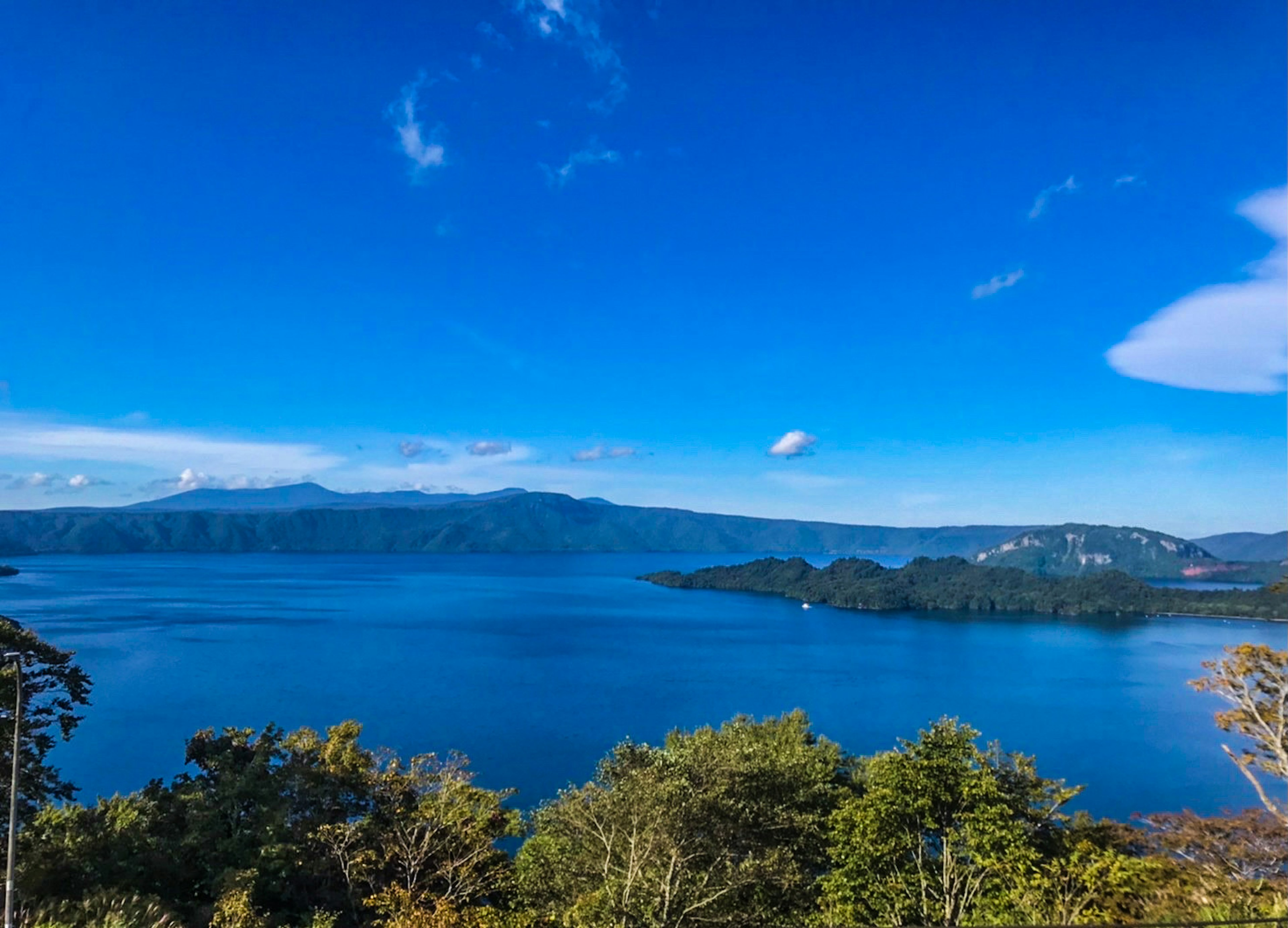 青い湖と緑の木々の美しい風景