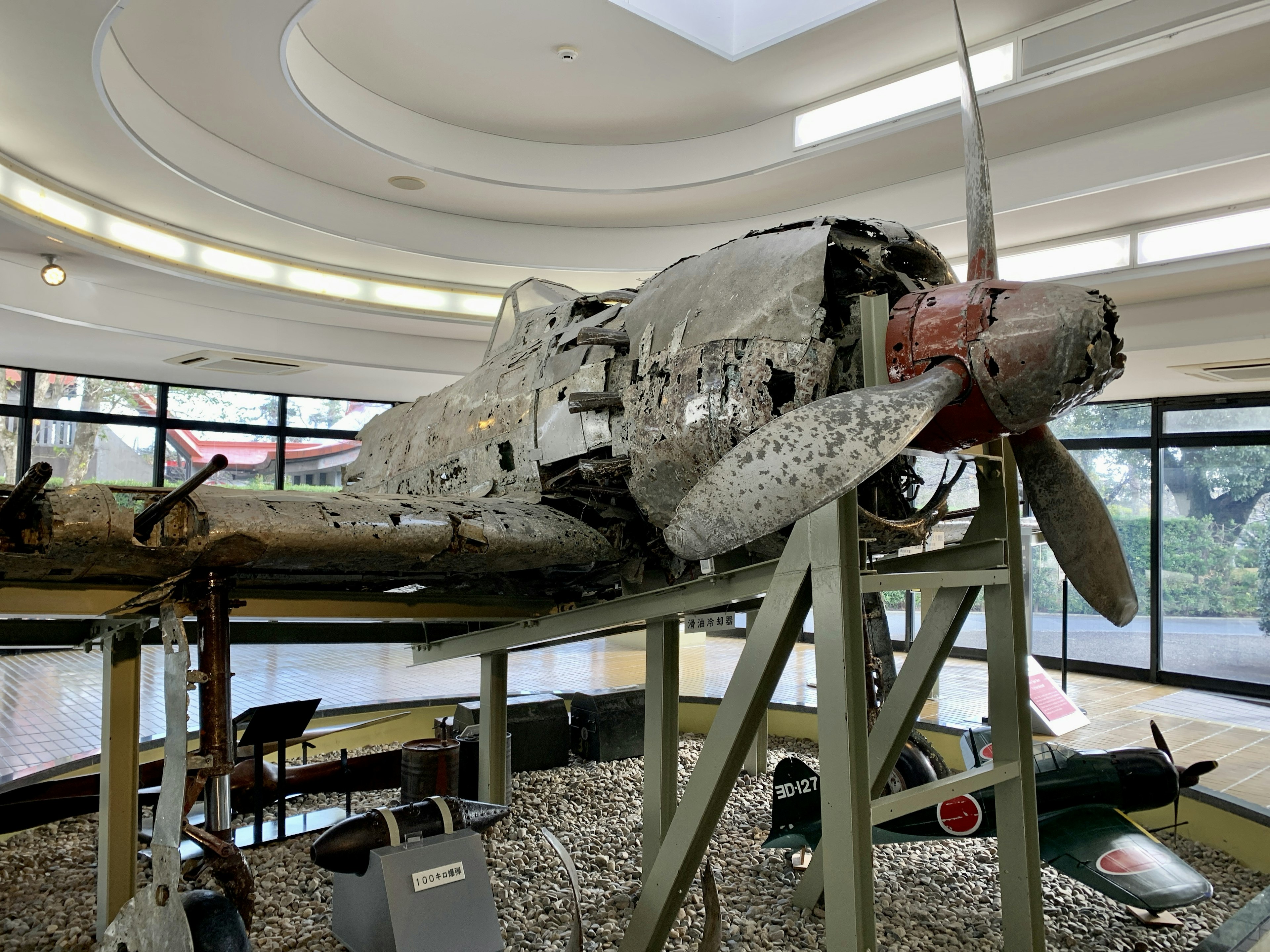 Restes d'un ancien avion exposé dans un musée avec hélice visible