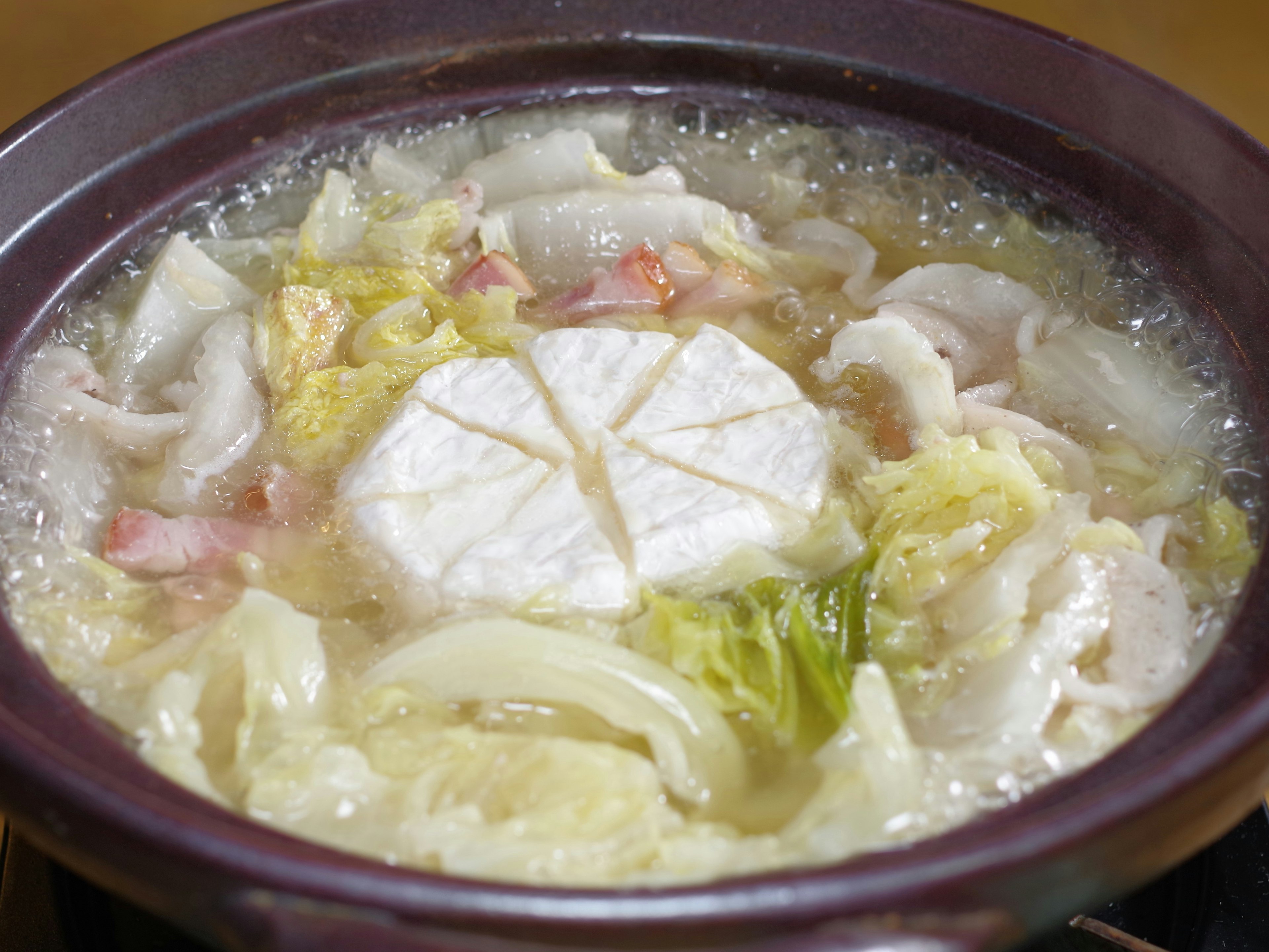 Una olla llena de ingredientes para un plato de fondue