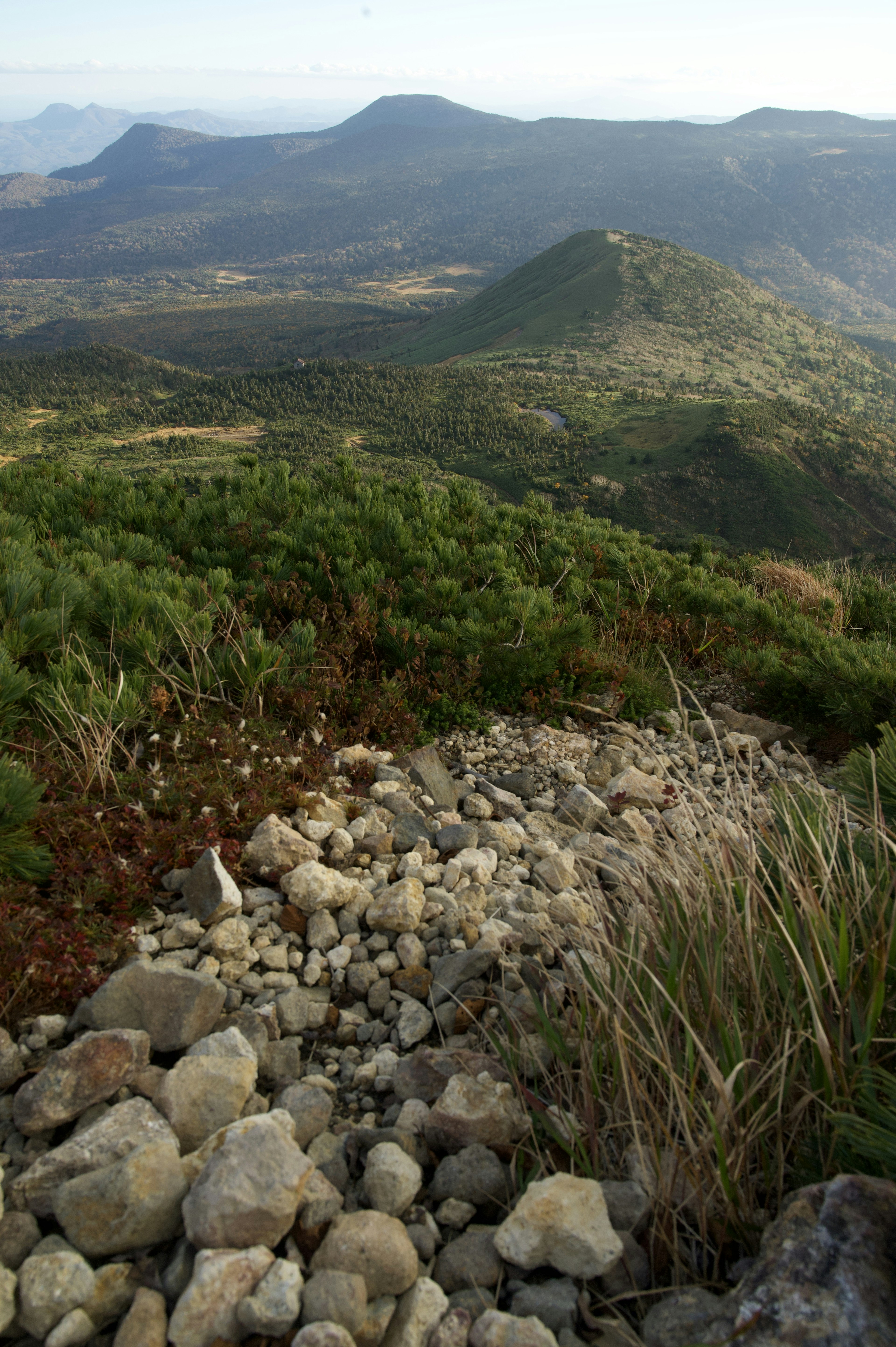 Vista panoramica delle montagne con sentiero roccioso