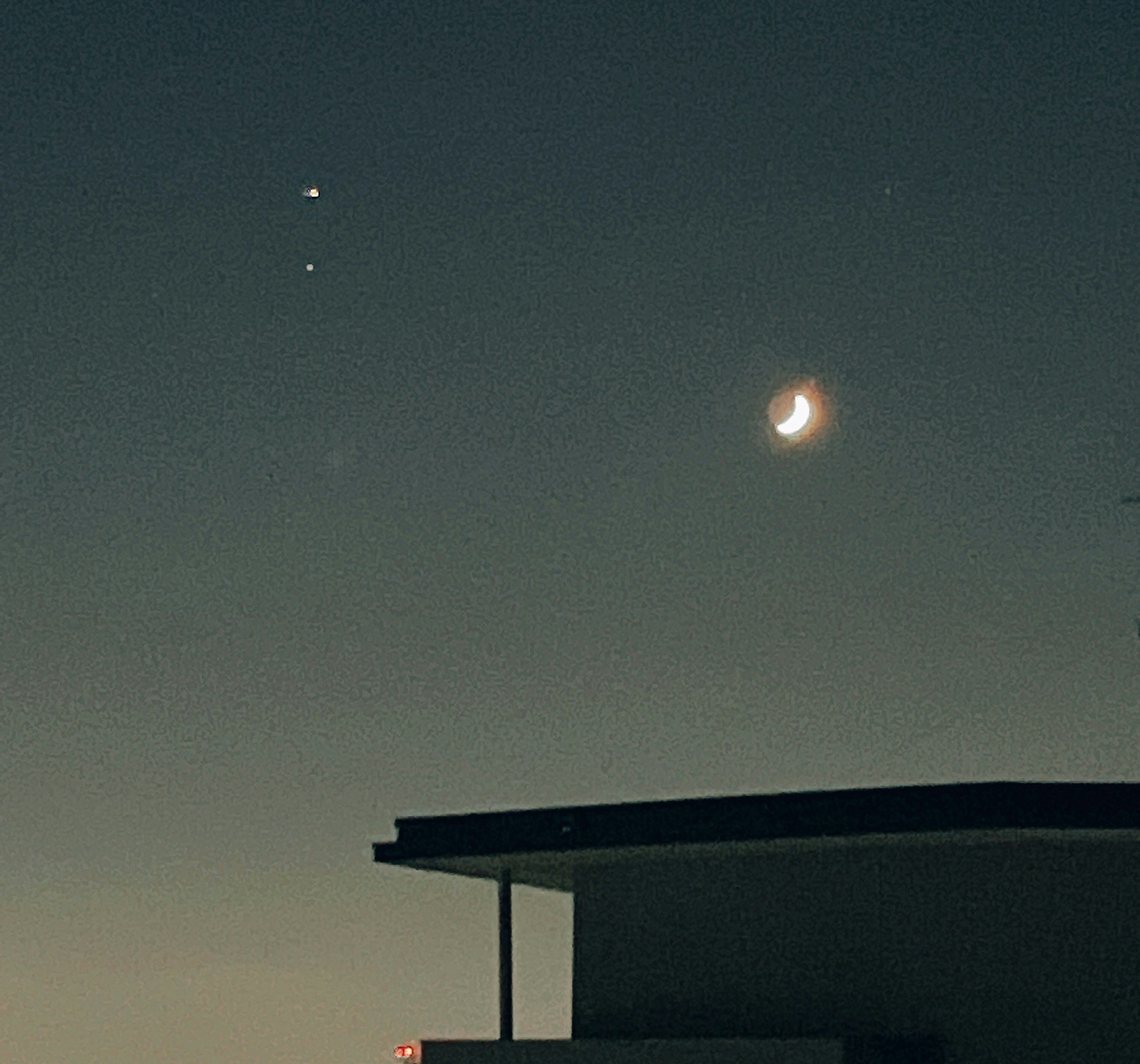 Eine schöne Aussicht auf den Mond und die Sterne am Nachthimmel