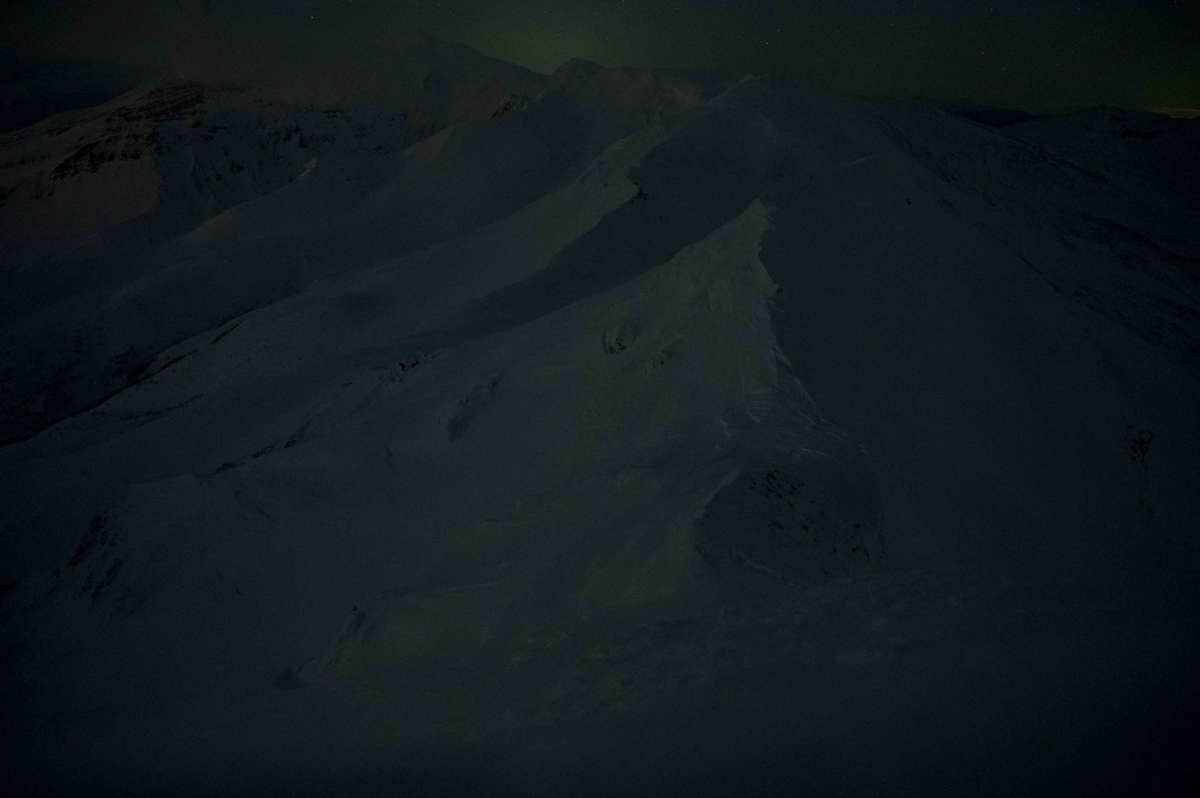 暗い山の風景 雪に覆われた丘の曲線と影