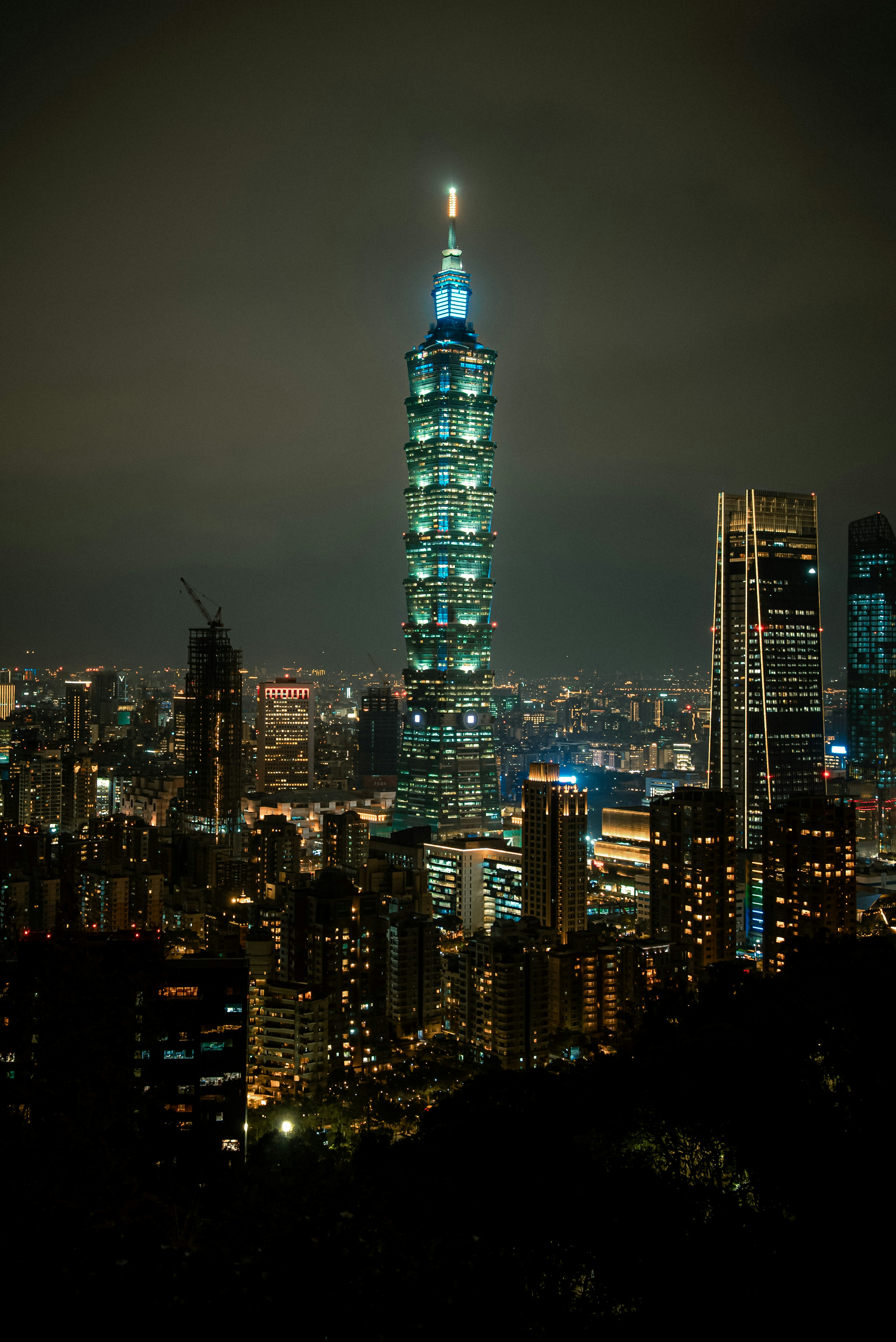 Taipei 101 sáng rực vào ban đêm với đường chân trời thành phố sống động